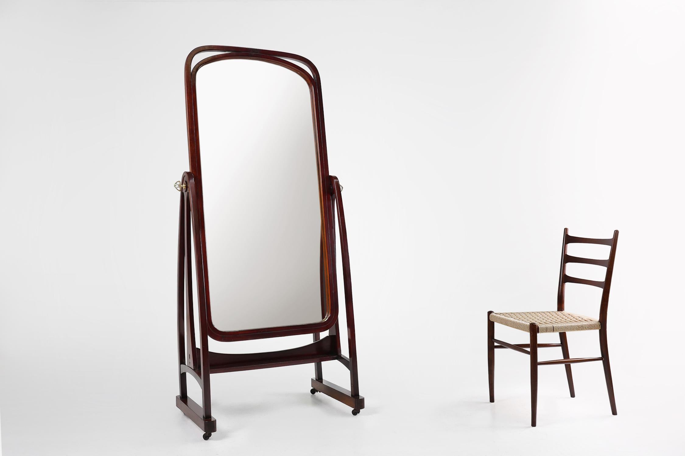 Autriche / 1904 / Miroir de toilette en forme de cheval / Gebrüder Thonet / modèle 9954 / bois de hêtre, miroir, laiton / Art Deco / Art Nouveau

Magnifique et rare miroir de coiffeuse Cheval Modèle 9954 dessiné par  Michael Thonet et fabriqué par