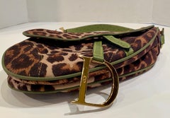 Bolso icónico Christian Dior con estampado de leopardo y herrajes dorados con logotipo