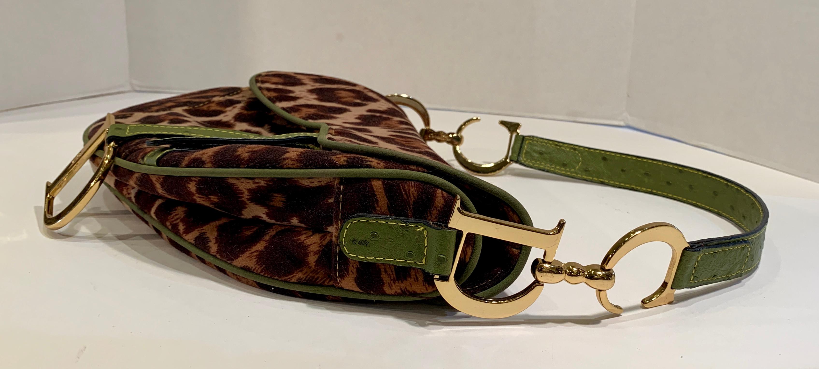 Ikonische Christian Dior Satteltasche mit Leopardenmuster und goldfarbener Logo-Hardware (Schwarz)