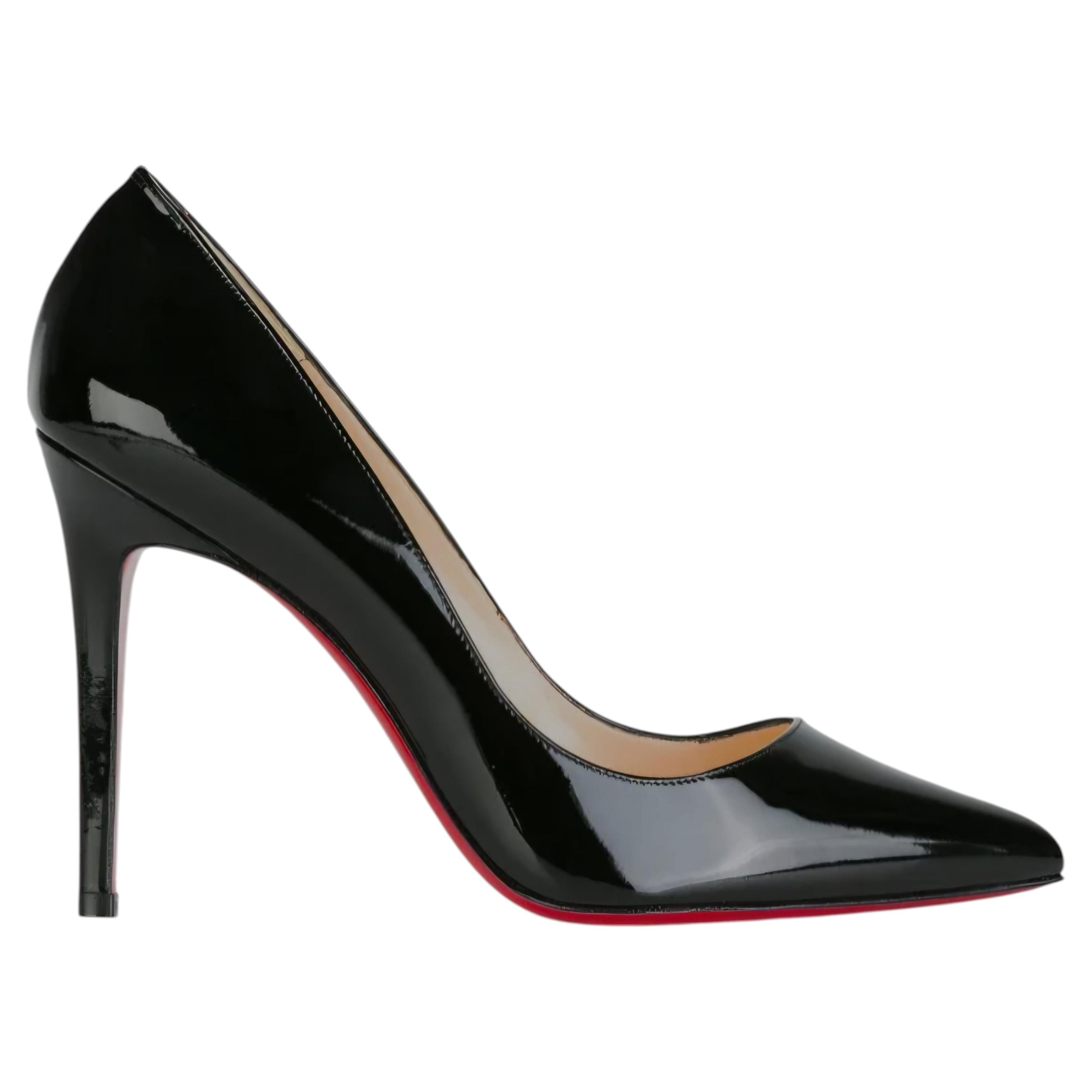 Los emblemáticos zapatos de salón Pigalle 100 de Christian Louboutin, de charol negro y suela roja, talla 39,5