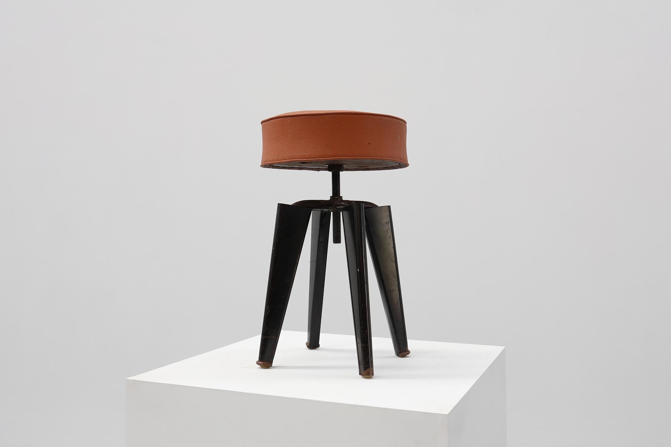 L'iconico sgabello Clemenceau di André Domin e Marcel Genevière, Francia  1957 in vendita 4