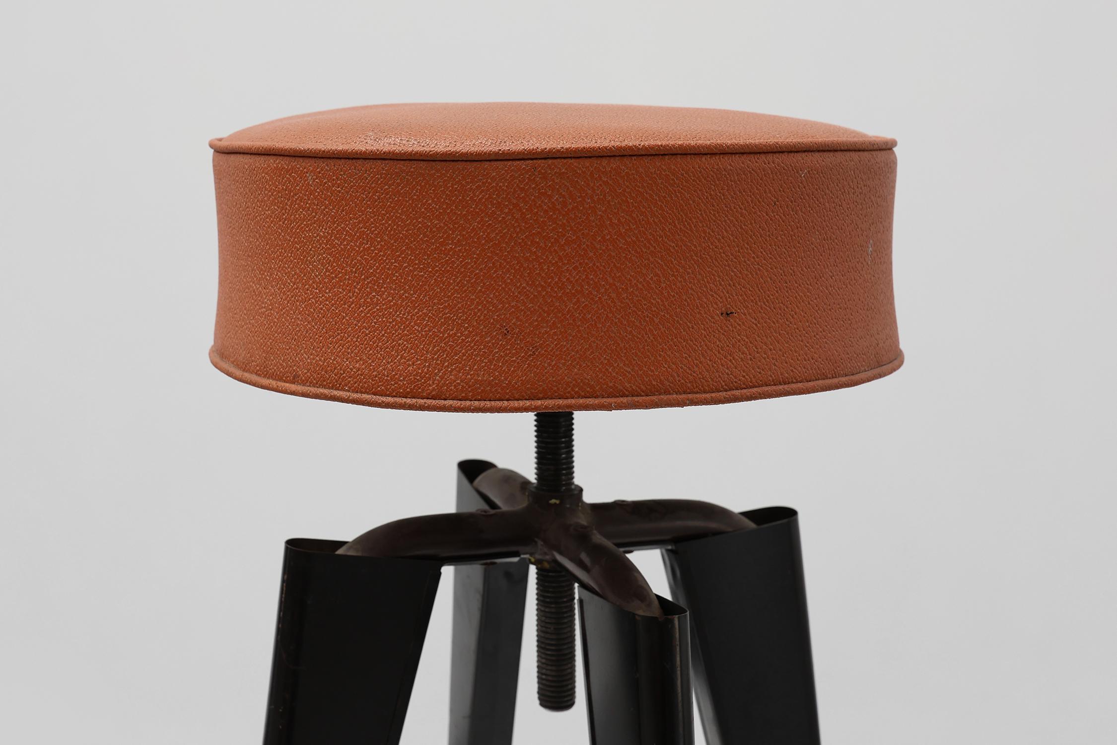 Mid-Century moderno L'iconico sgabello Clemenceau di André Domin e Marcel Genevière, Francia  1957 in vendita