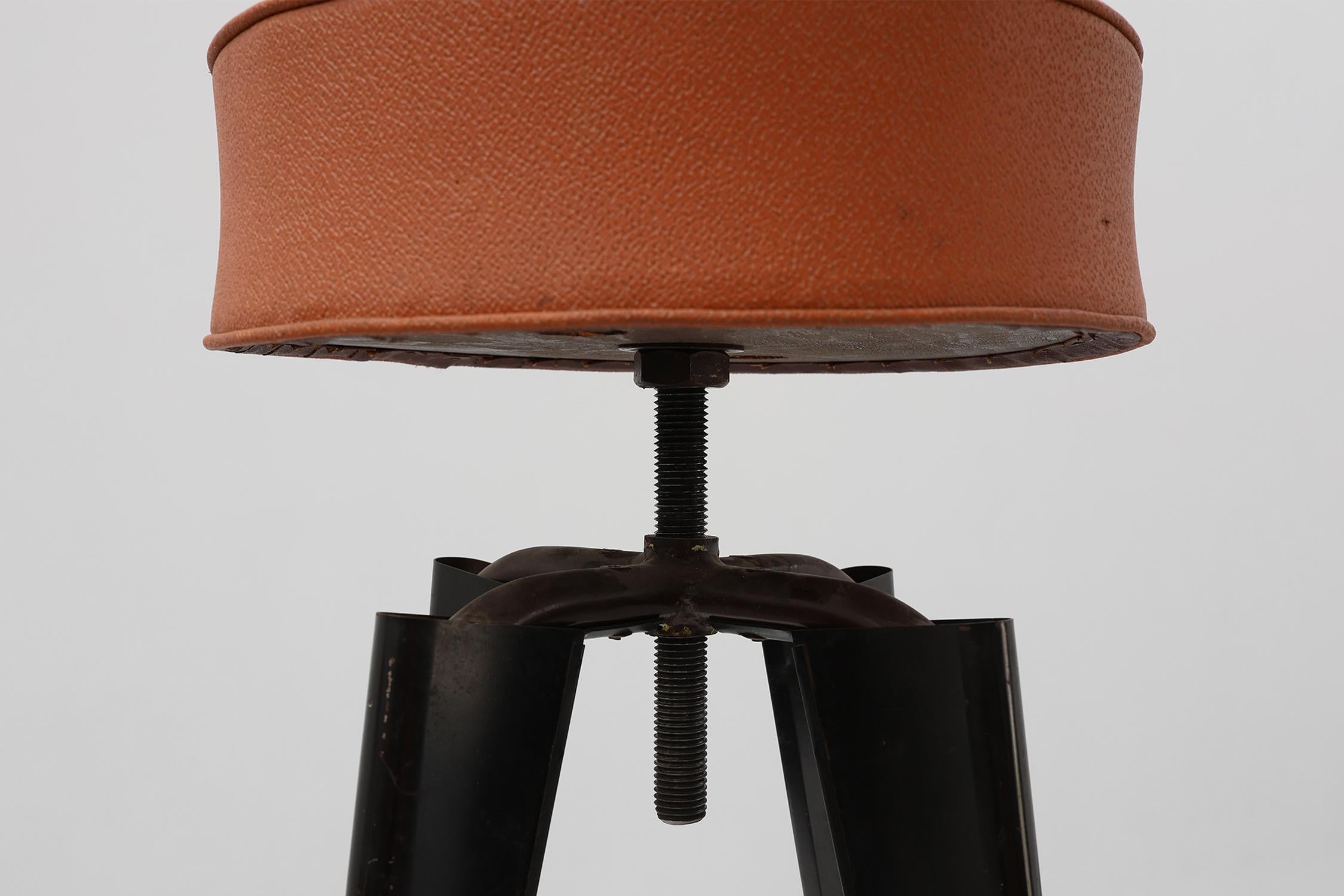 Francese L'iconico sgabello Clemenceau di André Domin e Marcel Genevière, Francia  1957 in vendita