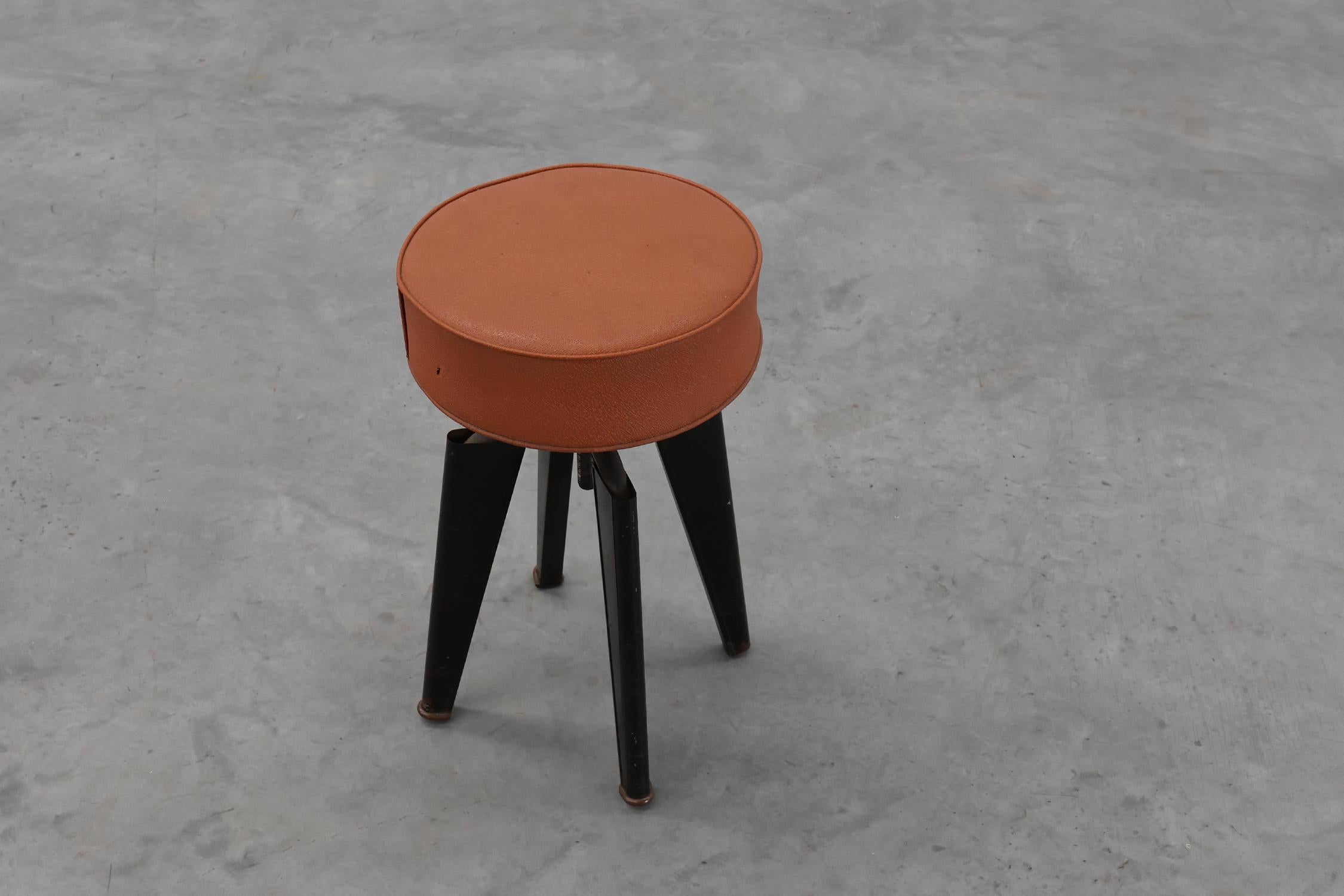 Metà XX secolo L'iconico sgabello Clemenceau di André Domin e Marcel Genevière, Francia  1957 in vendita
