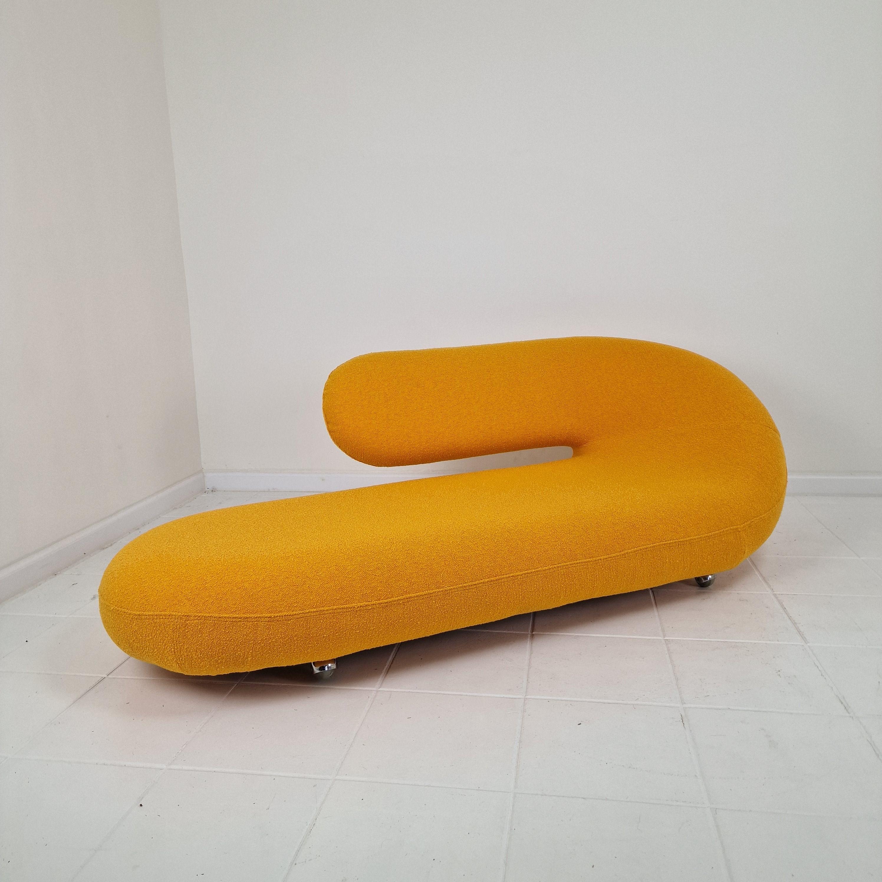Ajoutez une véritable icône du design à votre espace avec cette chaise longue Cleopatra, conçue par Geoffrey D. Harcourt pour Artifort en 1970. 
Instantanément reconnaissable à sa forme asymétrique audacieuse et à ses lignes fluides, le Cleopatra