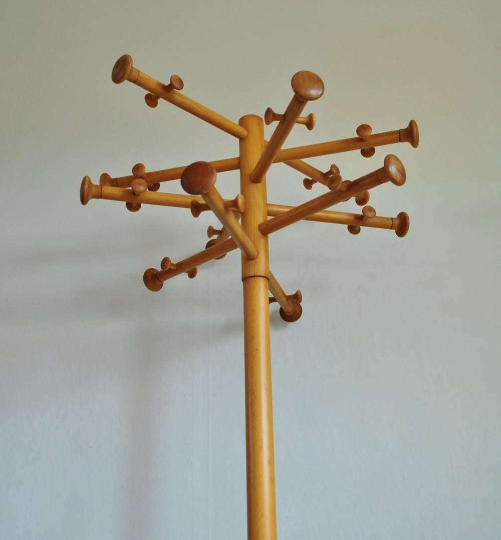 L'emblématique porte-manteau et porte-chapeaux sculptural autoportant a été conçu par Nanna Ditzel en 1963. Il est construit en hêtre massif. 

Quelques signes d'usure correspondant à l'âge et à l'utilisation. Cette pièce a une réparation au