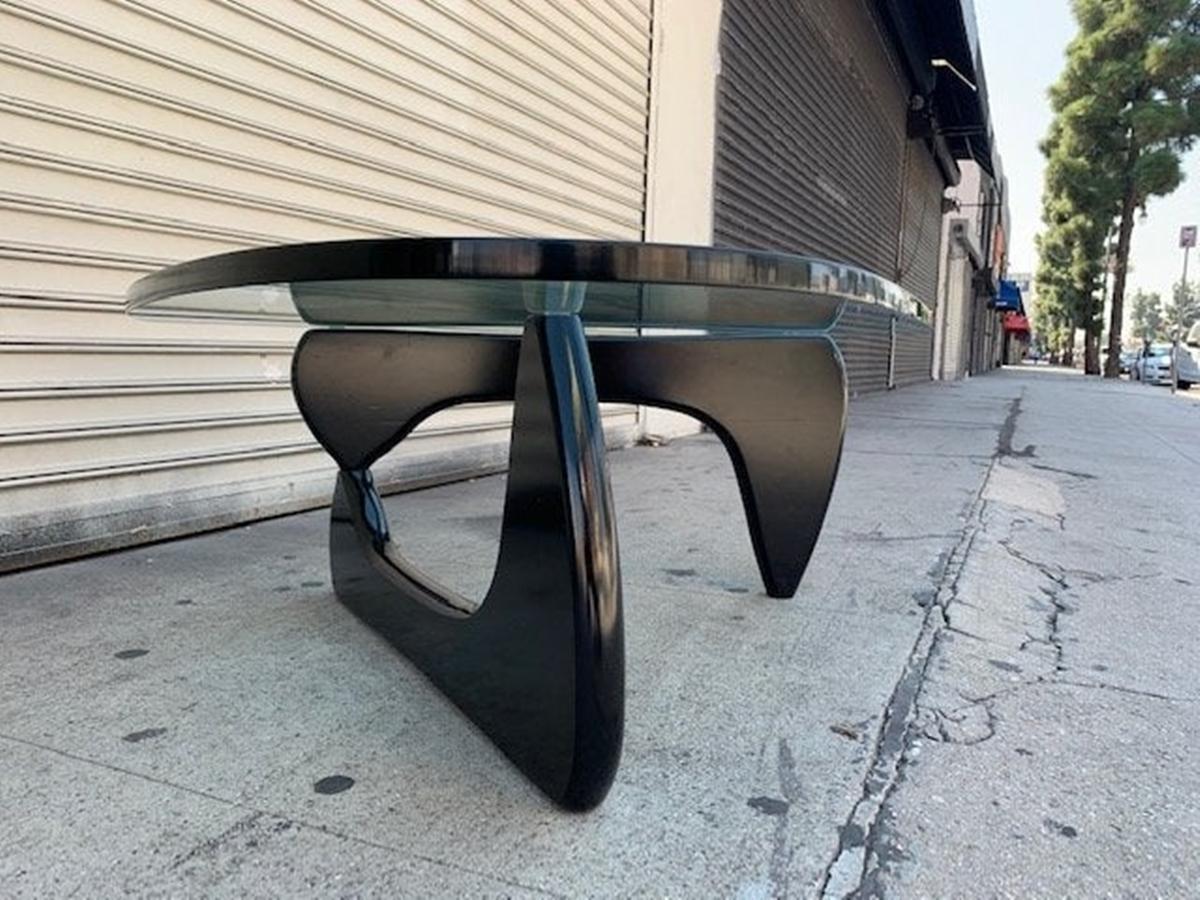 Iconic coffee table designed by Isamu Noguchi and Manufactured by Herman Miller.

The table has a very organic feel to it, the wood base is beautifully sculpted and the glass is the perfect match.

Signed.
Height (in) 15.75
Width (in)