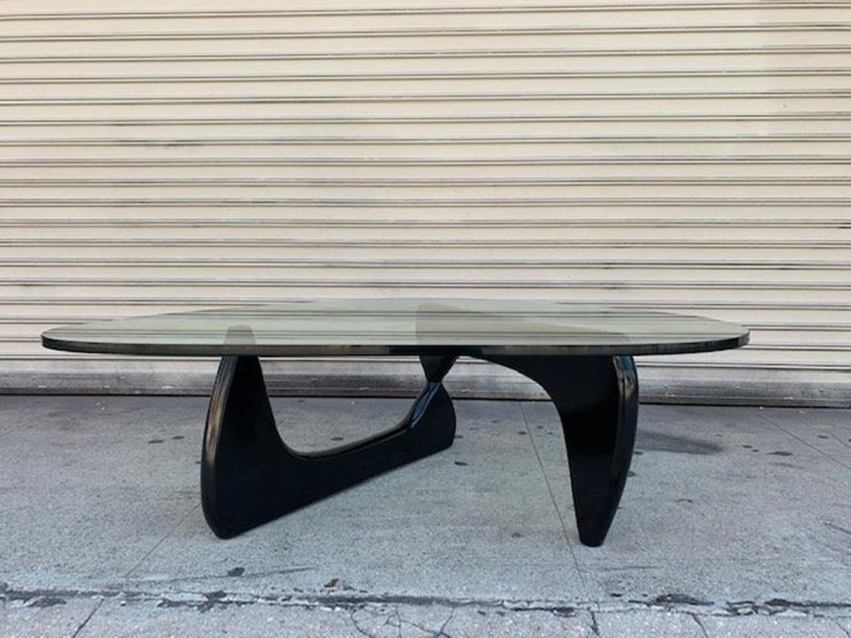 Iconic Coffee Table in Wood and Glass by Isamu Noguchi In Good Condition In Los Angeles, CA