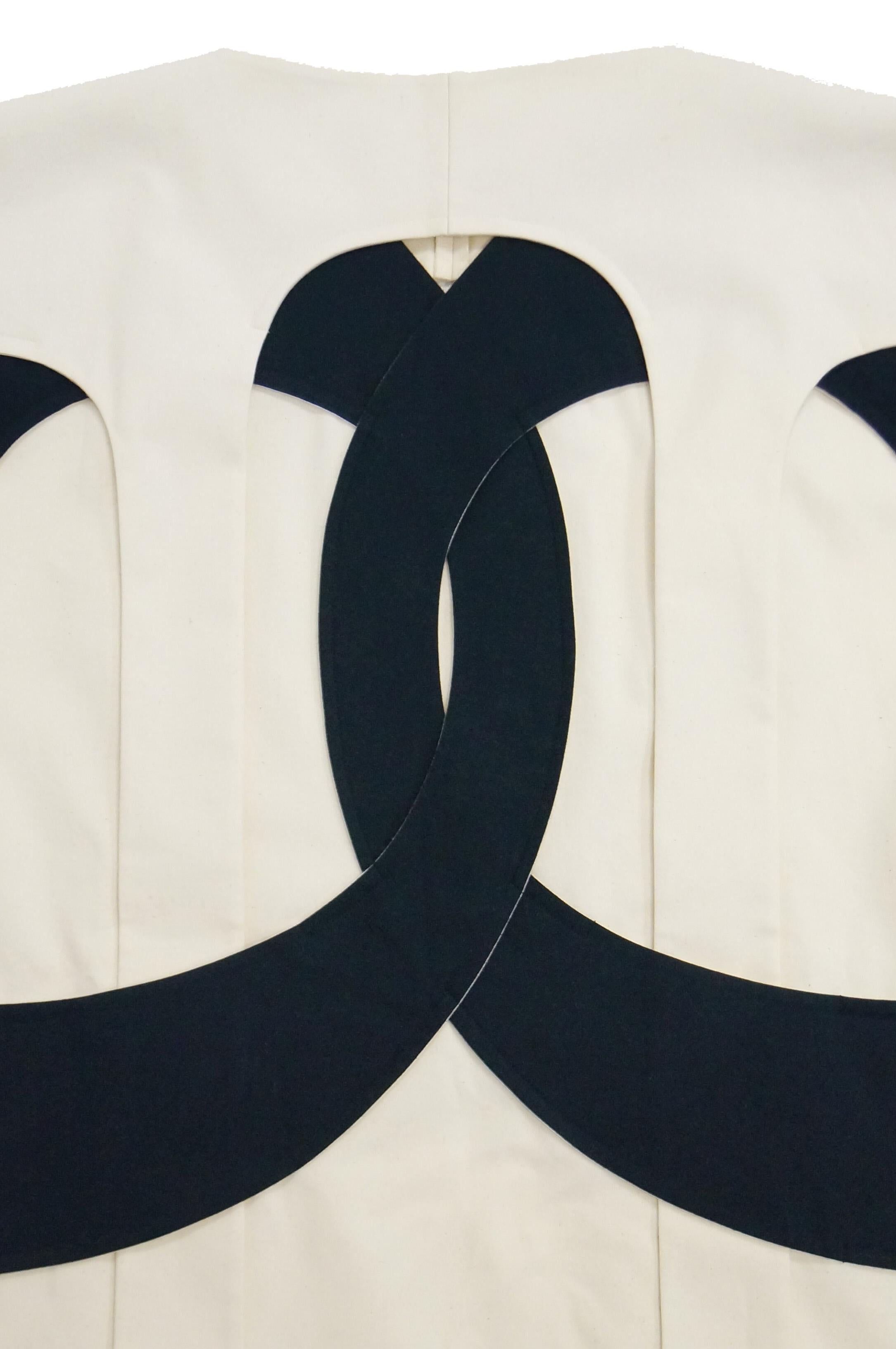 Iconic Comme des Garçons Black and White Flat Pack Runway Dress 2014 In Excellent Condition For Sale In Houston, TX