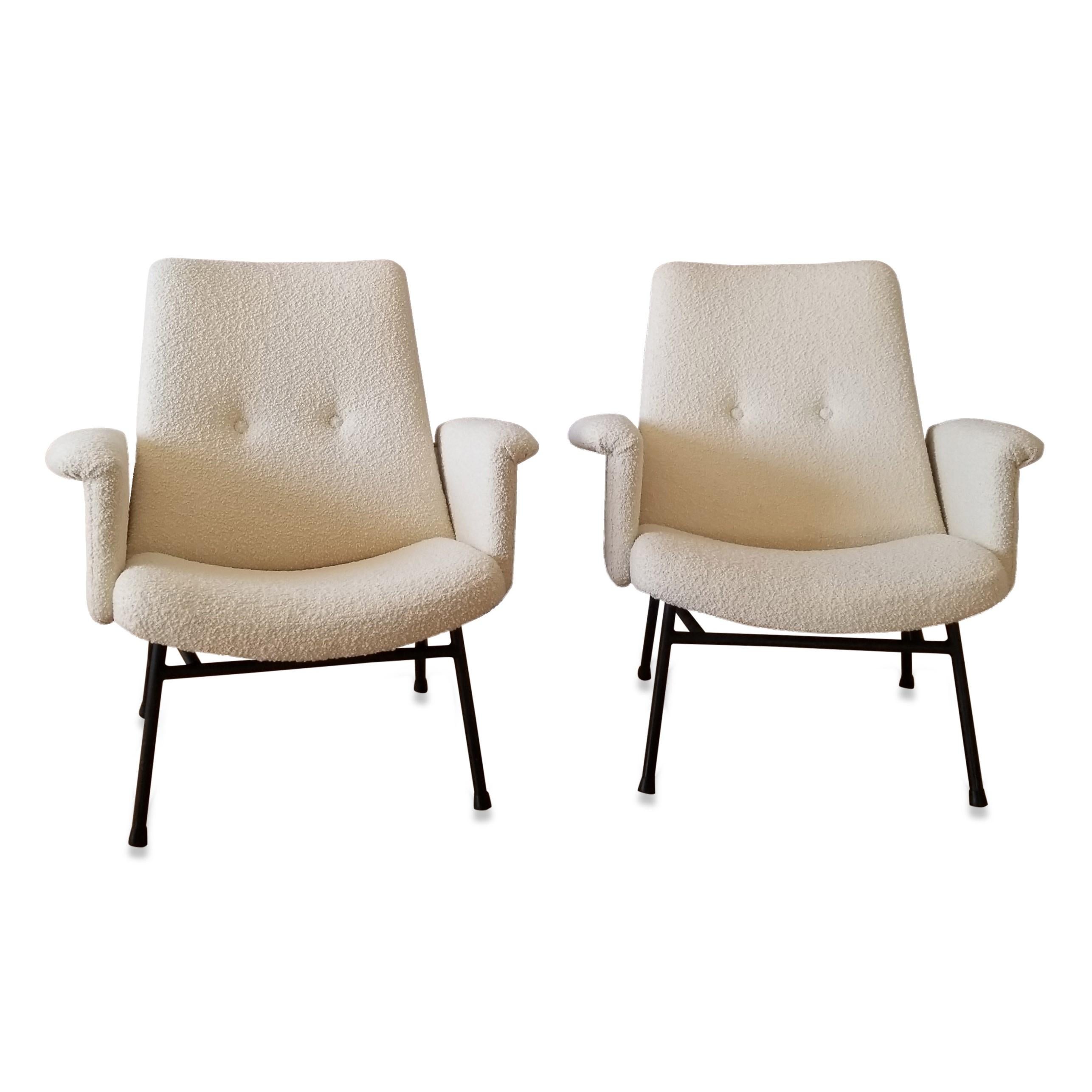Iconic Crème Bouclette SK660 Armchairs by Pierre Guariche, France, 1960s In Good Condition In New York, NY