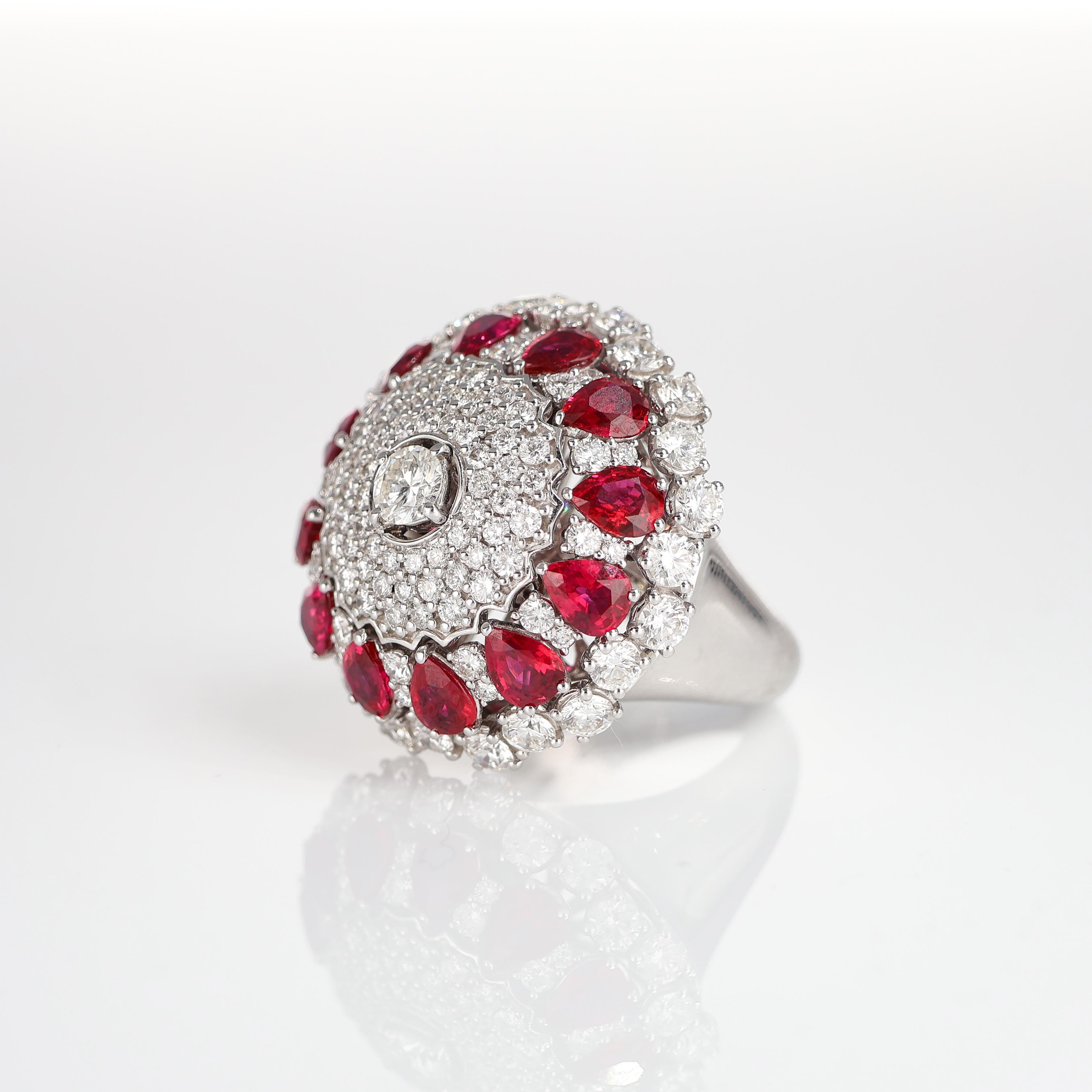 Iconic Curnis White Gold Dome Ring with Diamonds and Ruby Drops In New Condition For Sale In Bergamo, BG