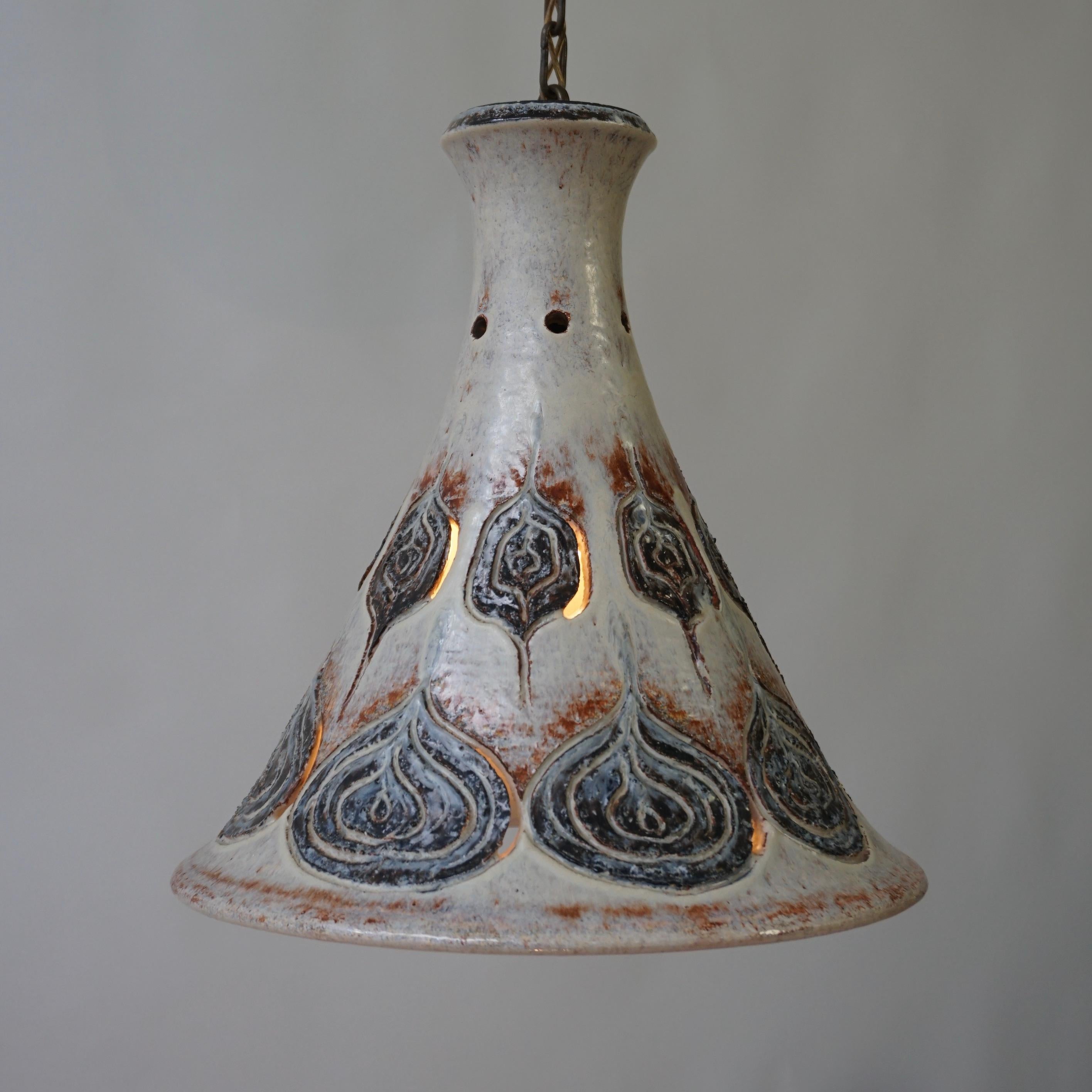 Belle lampe suspendue danoise en céramique du milieu du siècle dernier. Design/One unique avec des motifs de feuilles détaillés. Lampe de table assortie incluse.

Cette lampe suspendue danoise intemporelle en céramique datant du milieu du siècle