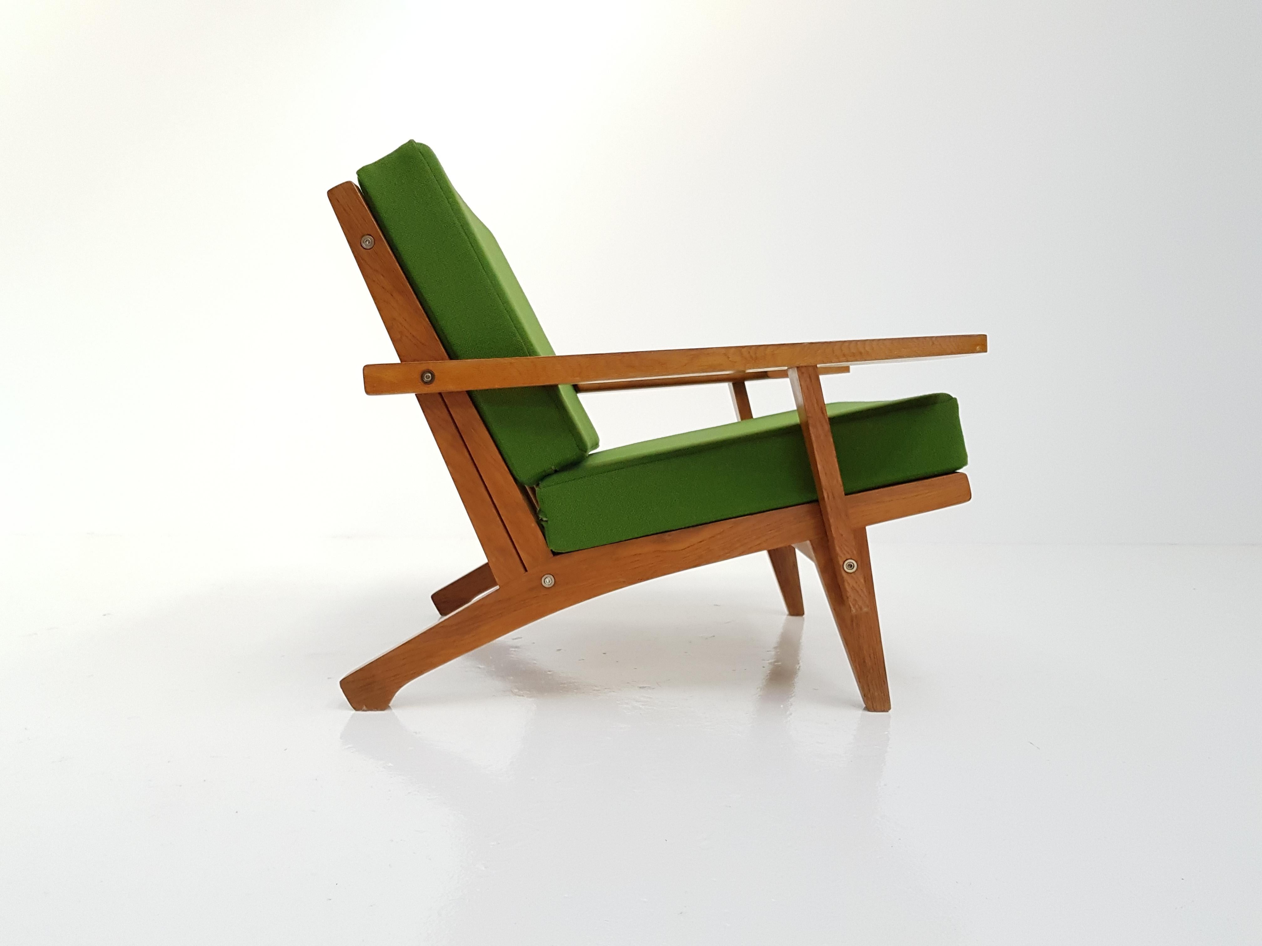 Iconic Danish Hans J Wegner GE-375 lounge chair.

Designed during the 1960s, oak frame with new Kvadrat Hallingdal 65 fabric, refinished and rewebbed, produced and stamped Getama Gedsted, Denmark.

The frame dismantles resulting in very
