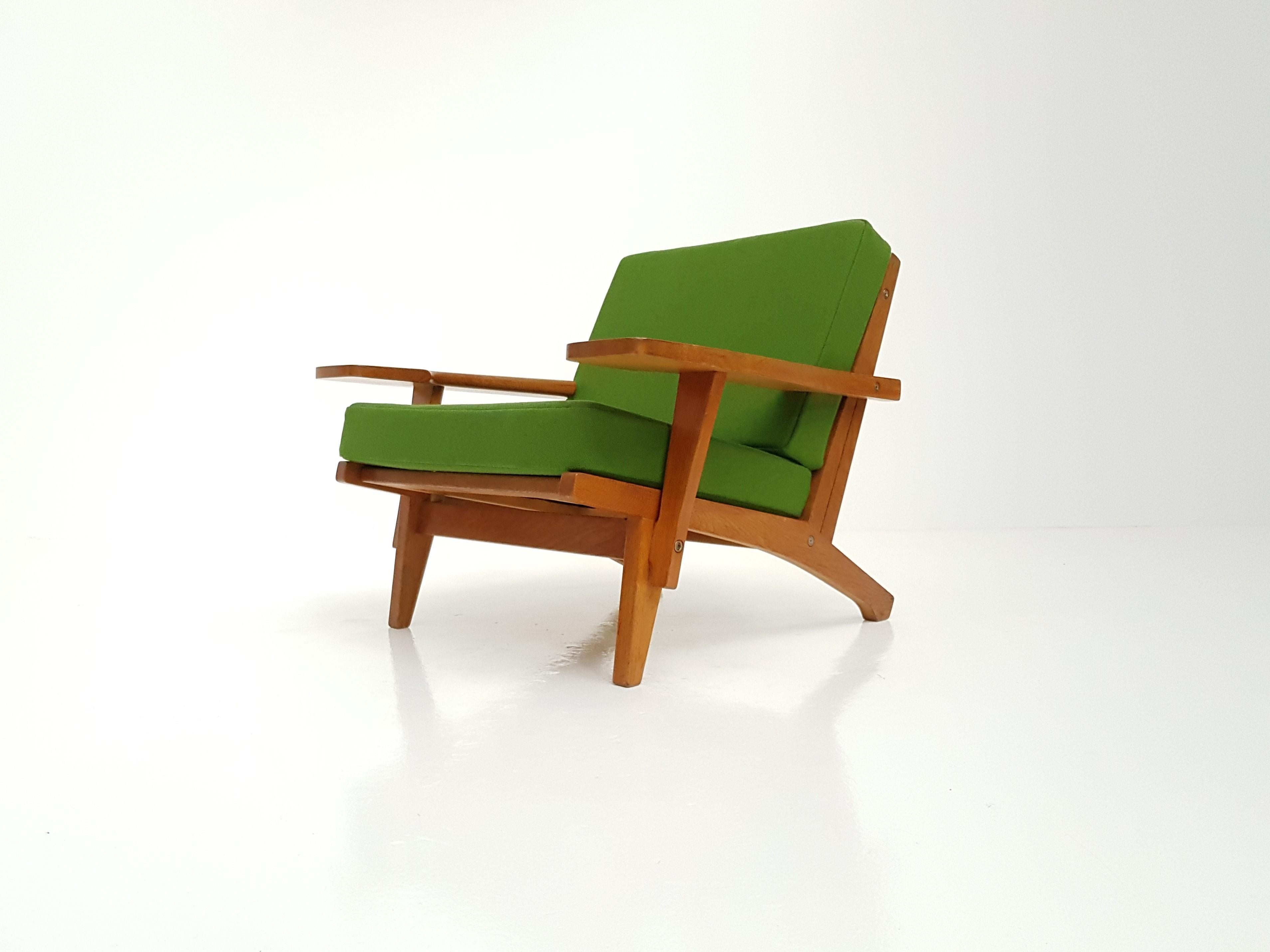 Iconic Danish Hans J Wegner GE-375 Lounge Chair In Excellent Condition In London Road, Baldock, Hertfordshire