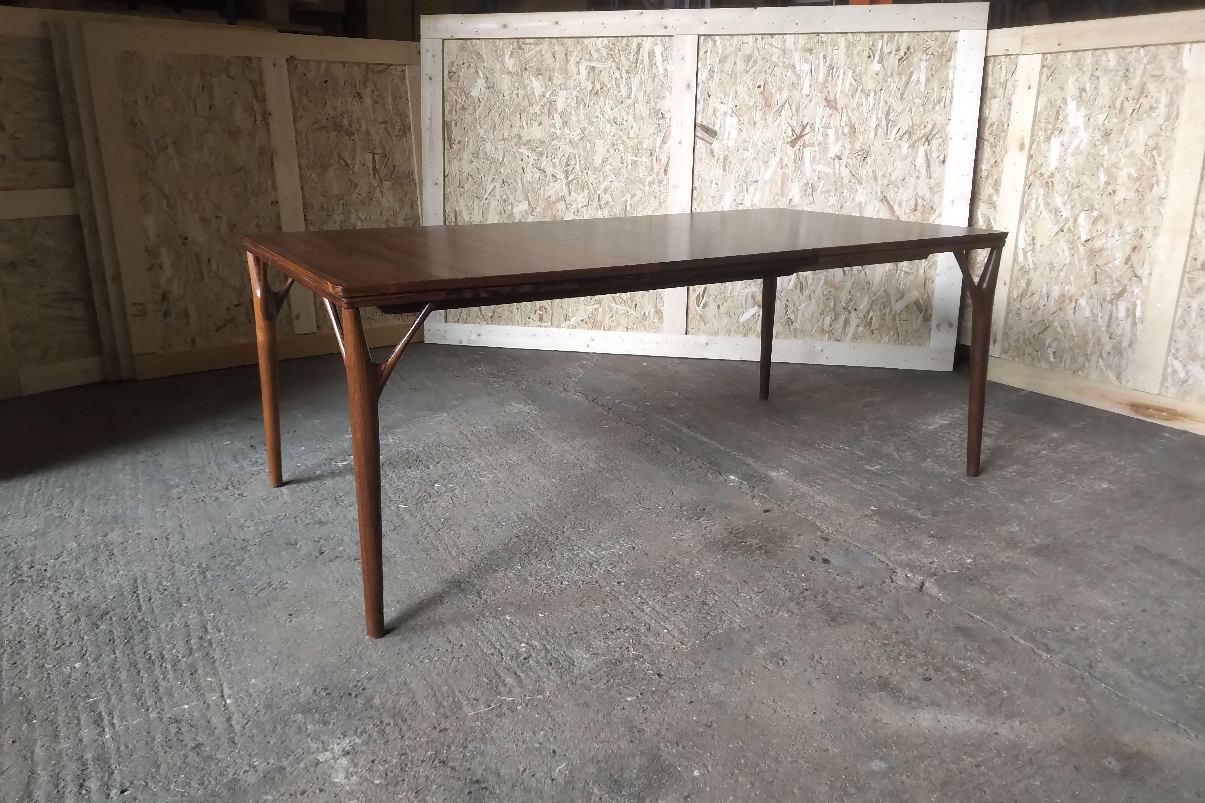 Scandinave moderne Table de salle à manger danoise en bois de rose du milieu du siècle Icons en vente