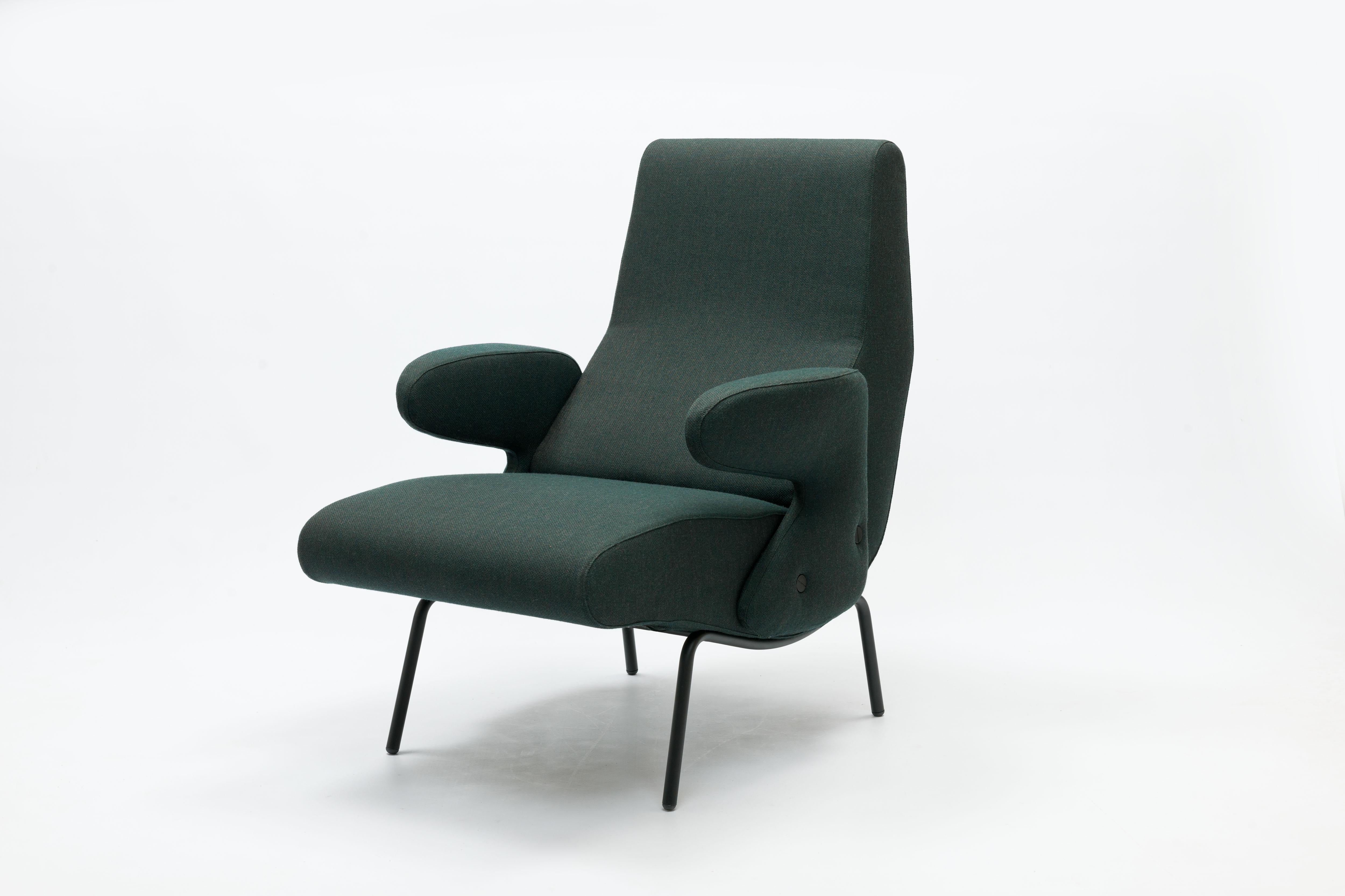 Delfino (Dolphin) lounge chair with remarkable yet comfy armrests designed in 1954 by Italian artist, sculptor and designer Erberto Carboni (1899-1984) for Arflex, Italy. 
This chair dates from a recent production and comes with a matt black base &