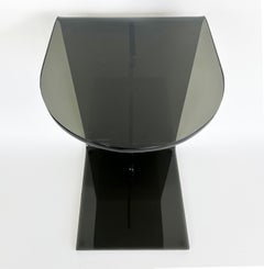 Table à boissons latérale en acrylique fumé personnalisée d'Iconic Design/One, disponible en plusieurs exemplaires