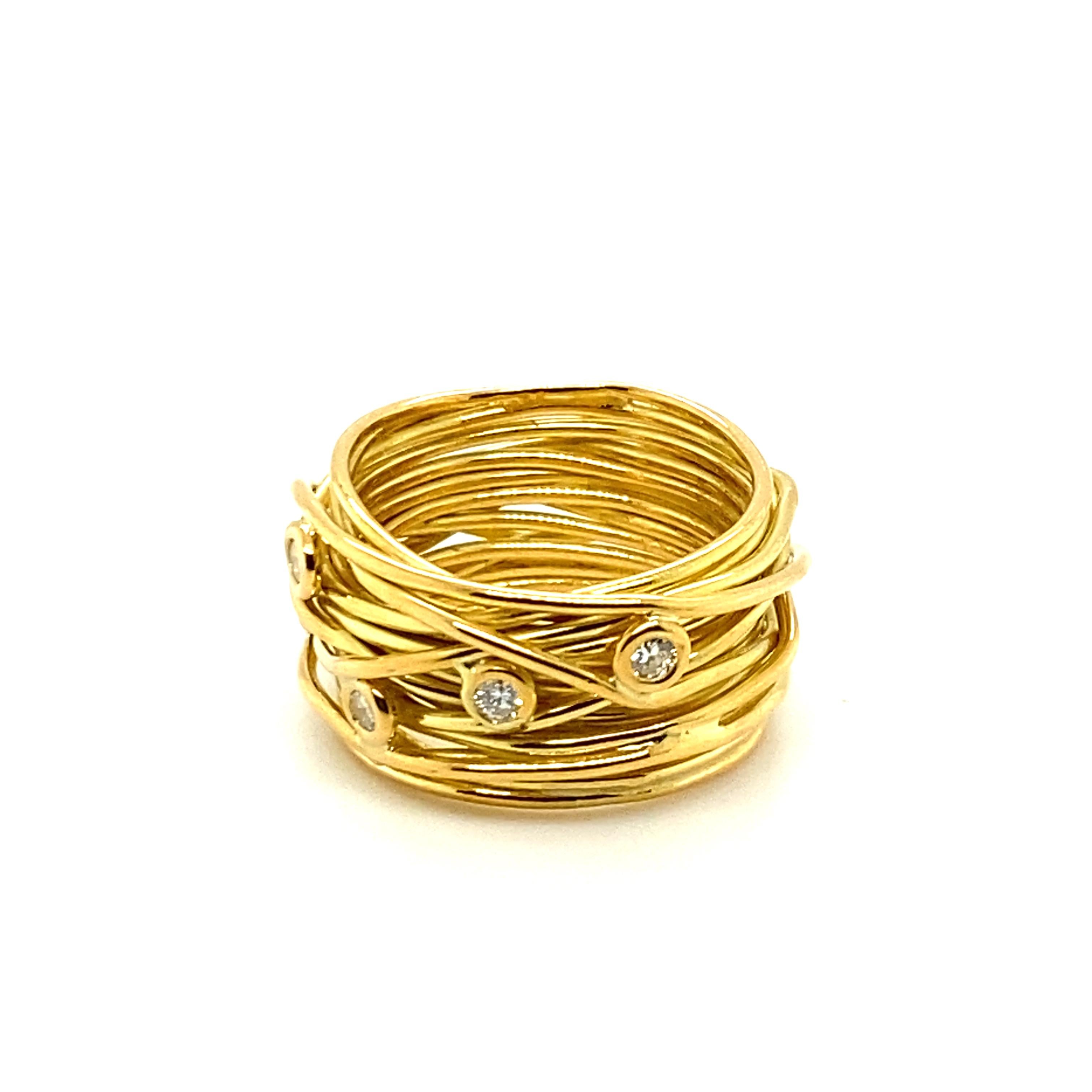 Dieser bezaubernde Ring des Schweizer Juweliers Devon ist wie ein zartes Nest aus Diamant-'Eiern' gestaltet.
Das fein komponierte Band aus 18 Karat Gelbgold ist mit fünf Diamanten im Brillantschliff von Farbe G/H und Reinheit vs mit einem