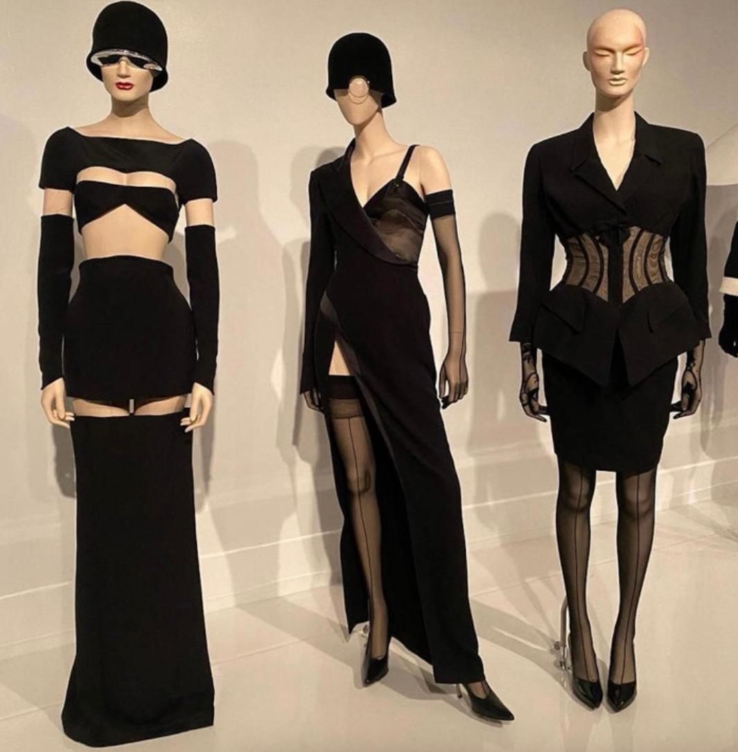 Iconic Documented Thierry Mugler Runway Sheer Boned Corset Skirt Suit, SS1995 In Good Condition For Sale In Geneva, CH