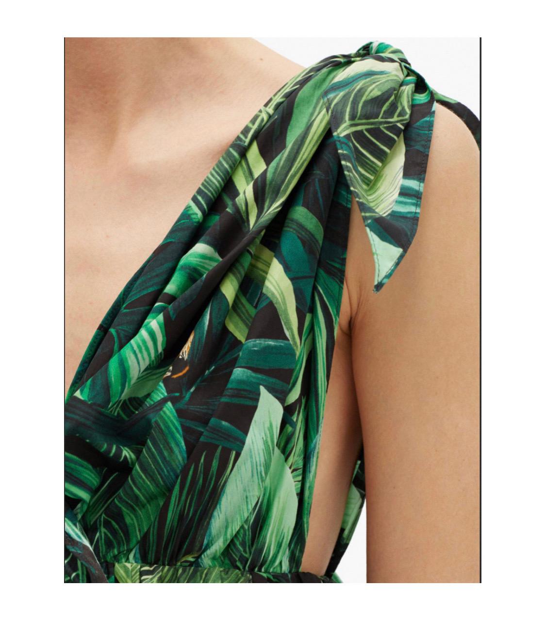 Iconic Dolce & Gabbana’s green
dress evokes the ‘Sicilian Jungle’ mood
of the SS20 runway, where it was first
seen. A balmy leaf-print envelops the
cotton-poplin silhouette which is
shaped with a V-neck and fastens with
gathered ties then falls to a