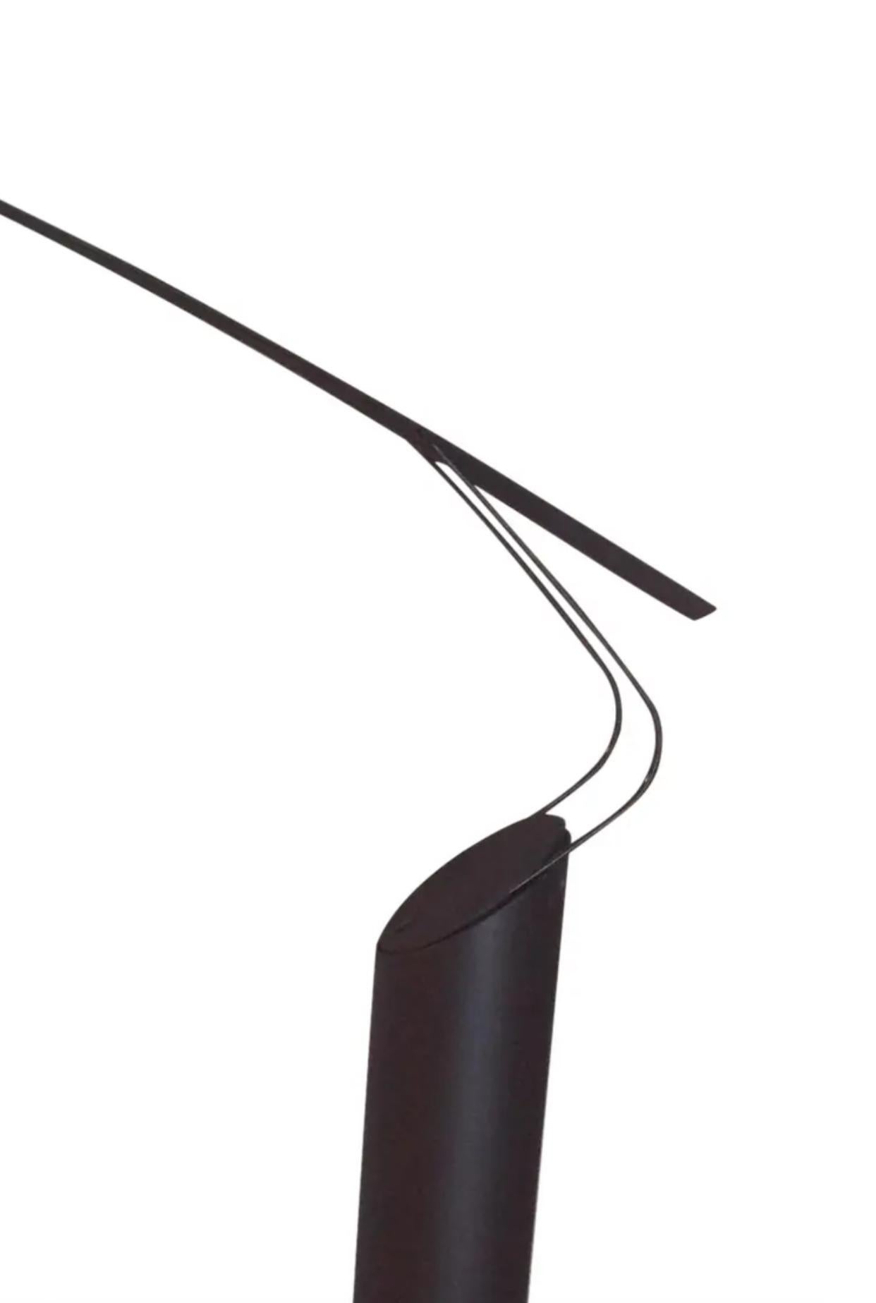 La lampe de lecture/sol halogène post-moderne emblématique de Mario Barbiglia et Marco MarCo pour 
Italiana Luce. Design aviaire épuré, avec les 