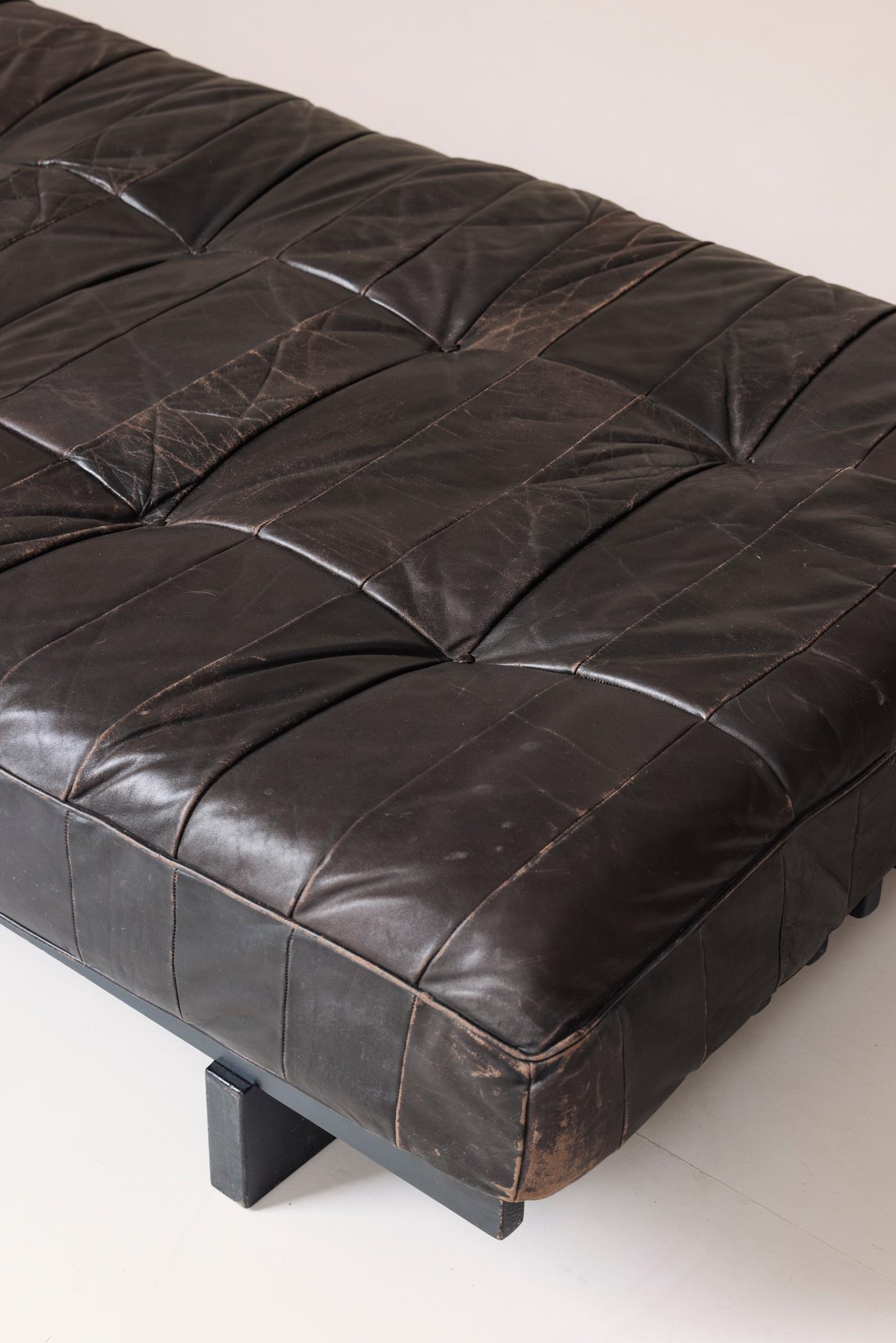 Iconic DS-80 leather patchwork daybed by De Sede, Switzerland 1970s. 6