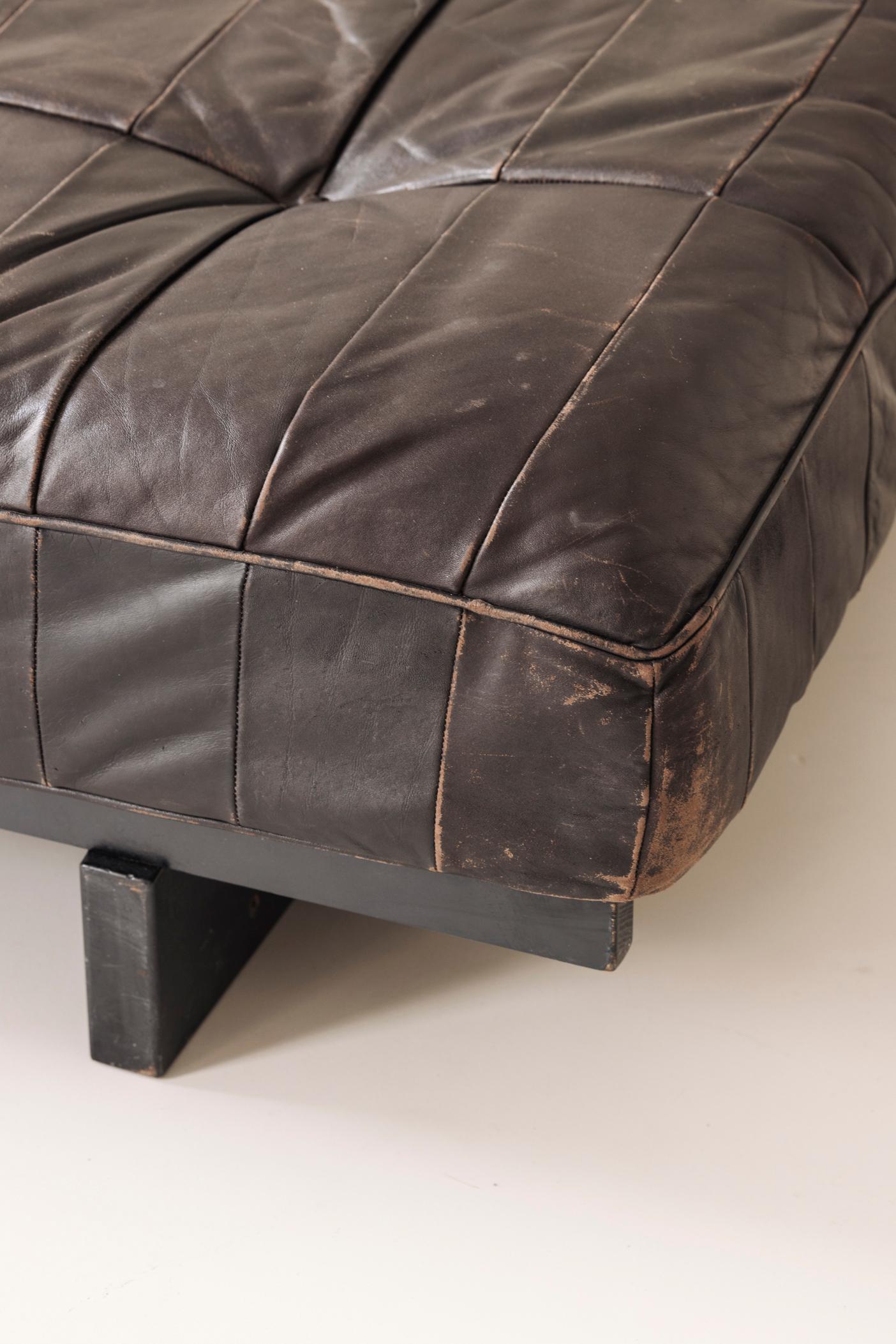 Iconic DS-80 leather patchwork daybed by De Sede, Switzerland 1970s. 9