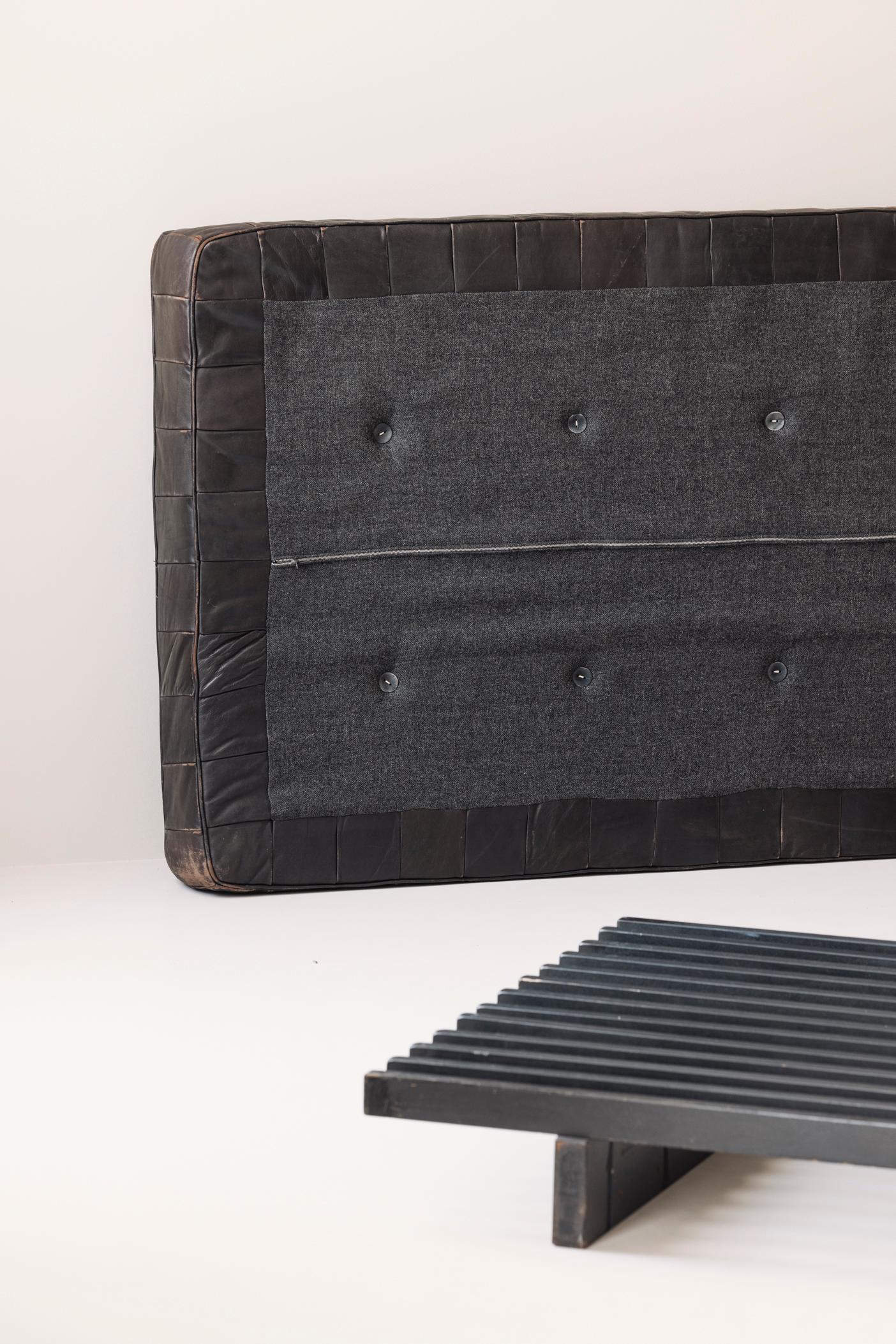 Iconic DS-80 leather patchwork daybed by De Sede, Switzerland 1970s. 10