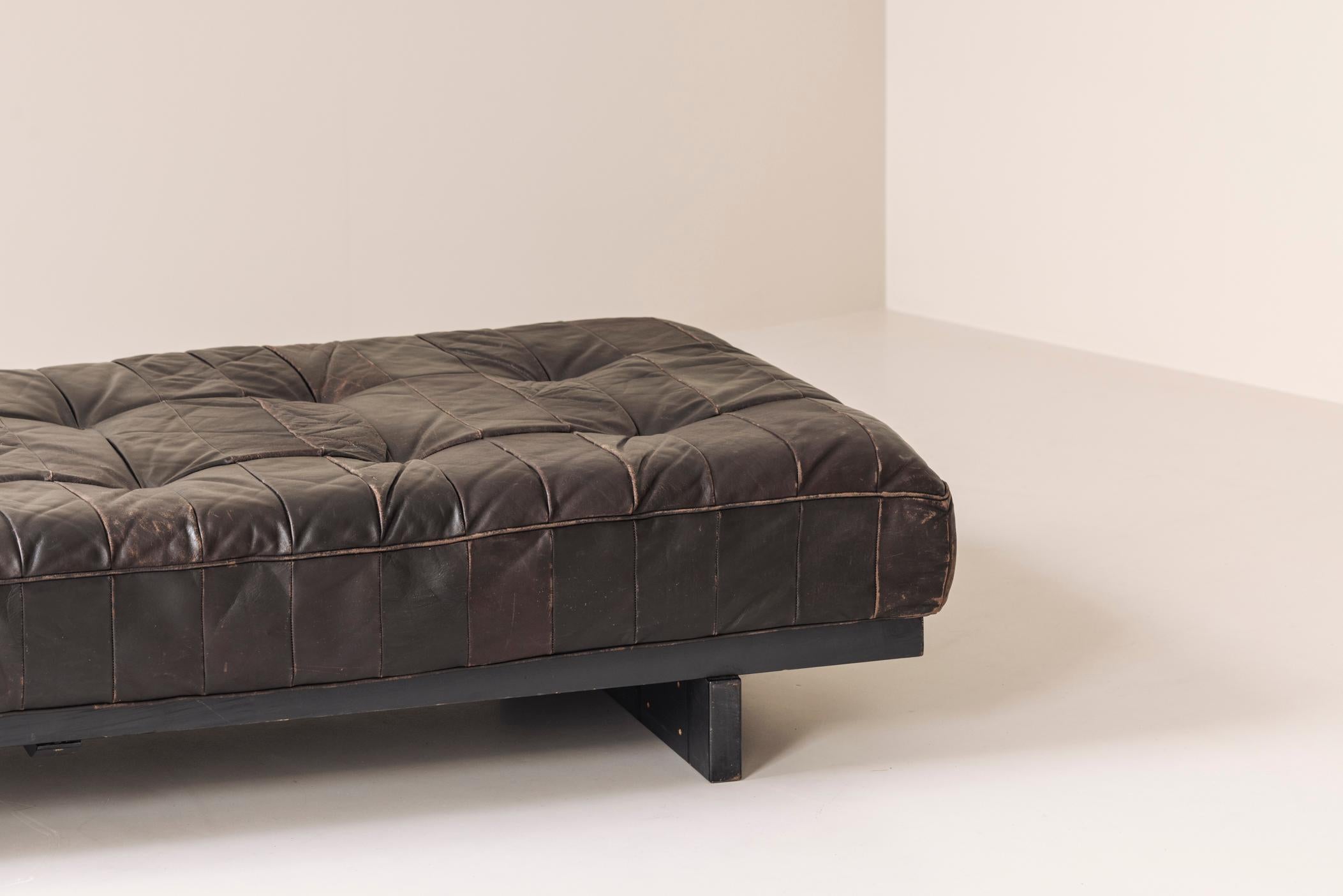 Iconic DS-80 leather patchwork daybed by De Sede, Switzerland 1970s. In Good Condition In Antwerp, BE
