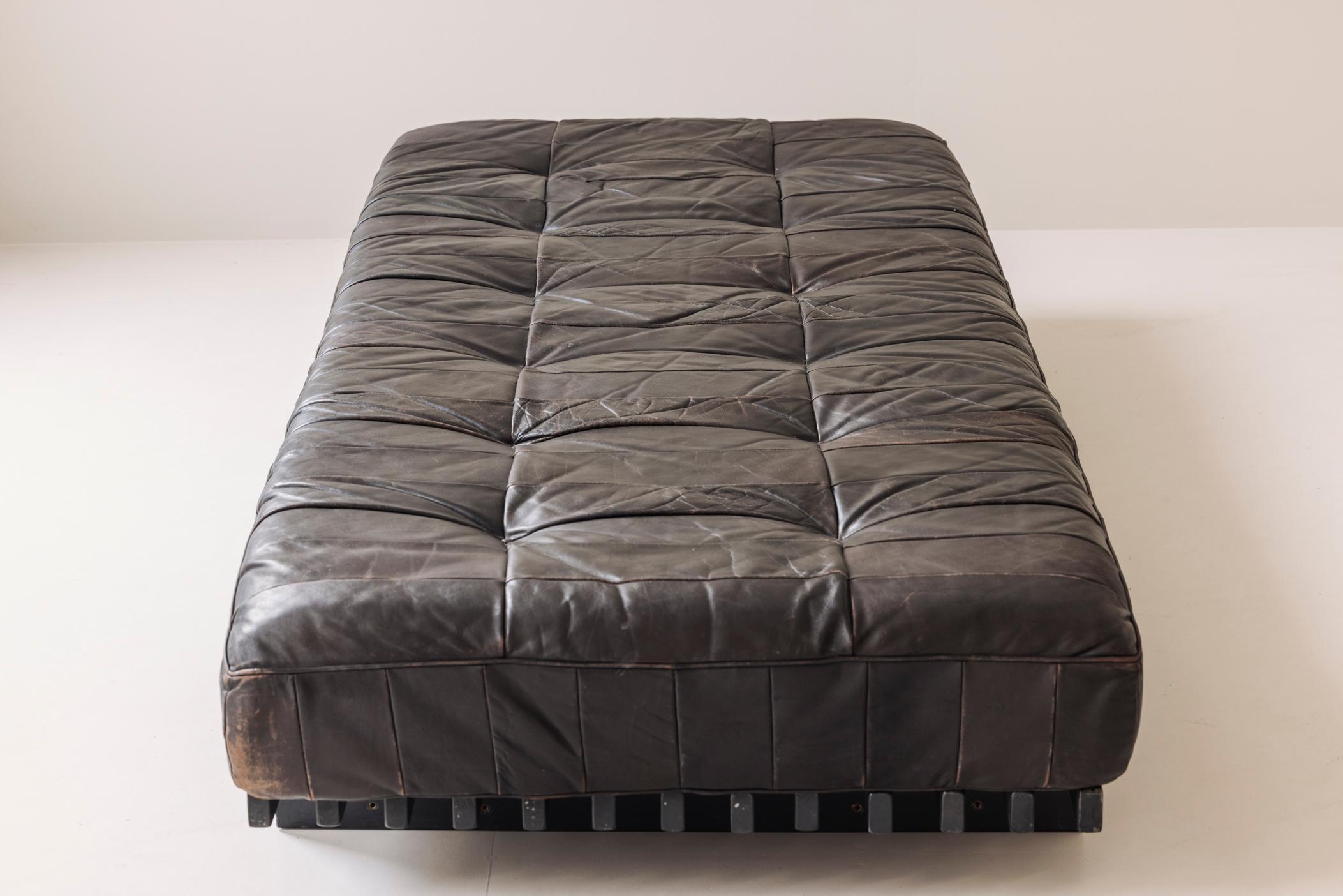 Iconic DS-80 leather patchwork daybed by De Sede, Switzerland 1970s. 1