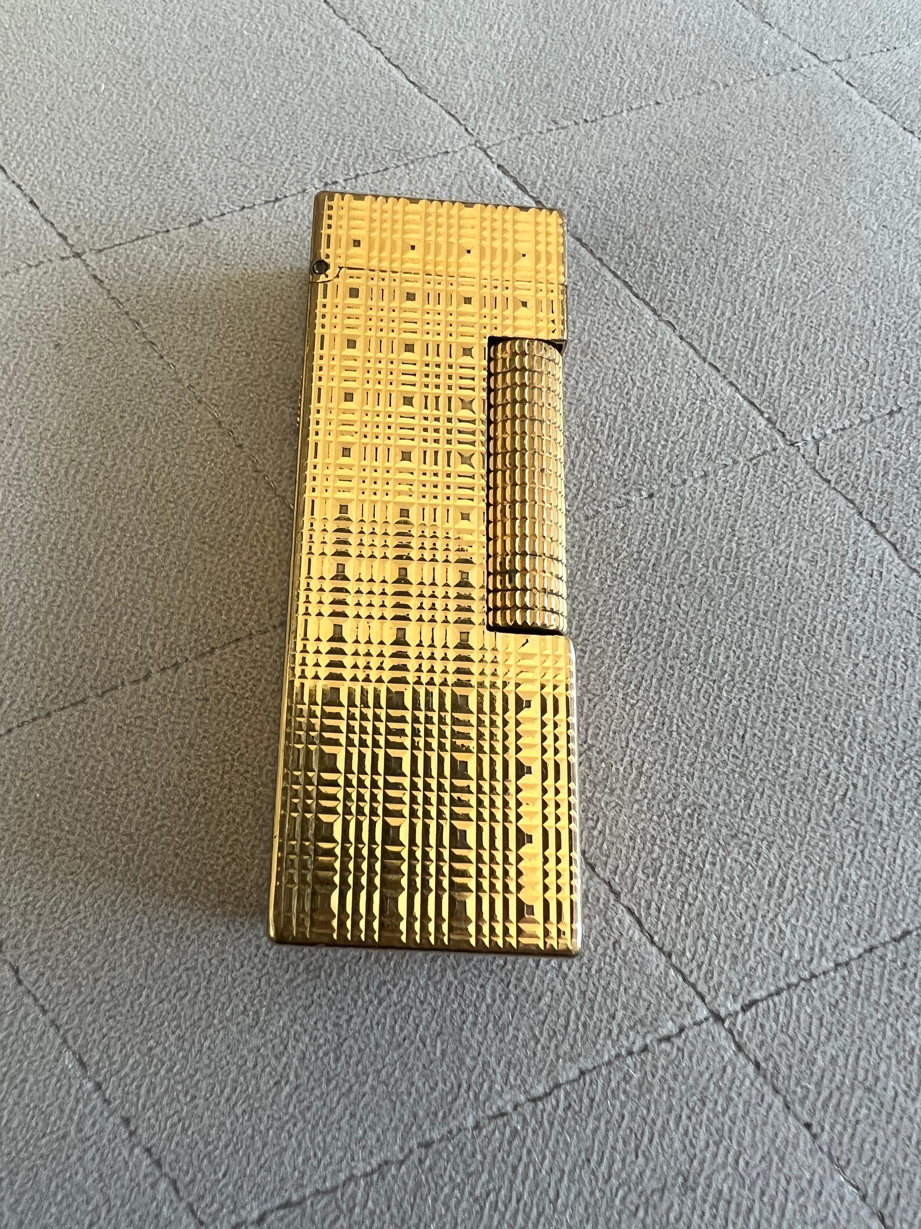 Art déco Iconique briquet à cigarettes Dunhill en plaqué or avec étui en cuir rouge d'origine  en vente