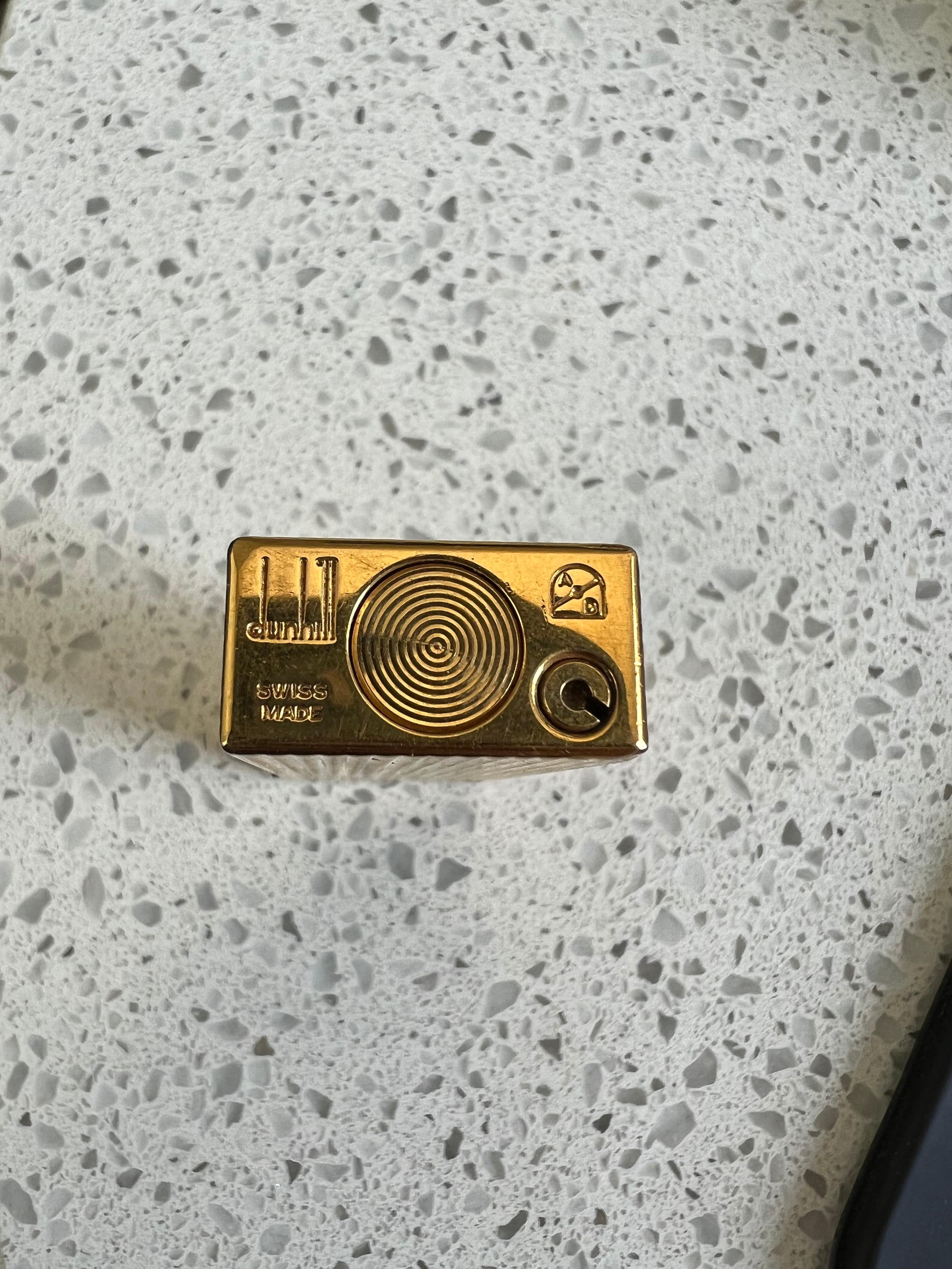 Iconique briquet à cigarettes Dunhill en plaqué or avec étui en cuir rouge d'origine  Unisexe en vente