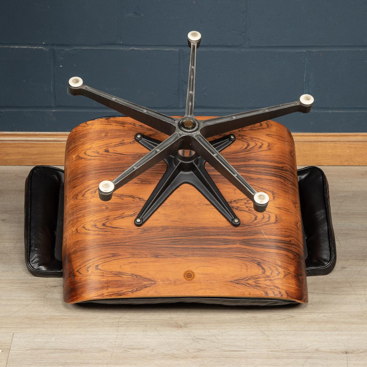 20ième siècle Icône de la chaise longue Eames en cuir noir de Mobilier International, c.C.1980 en vente