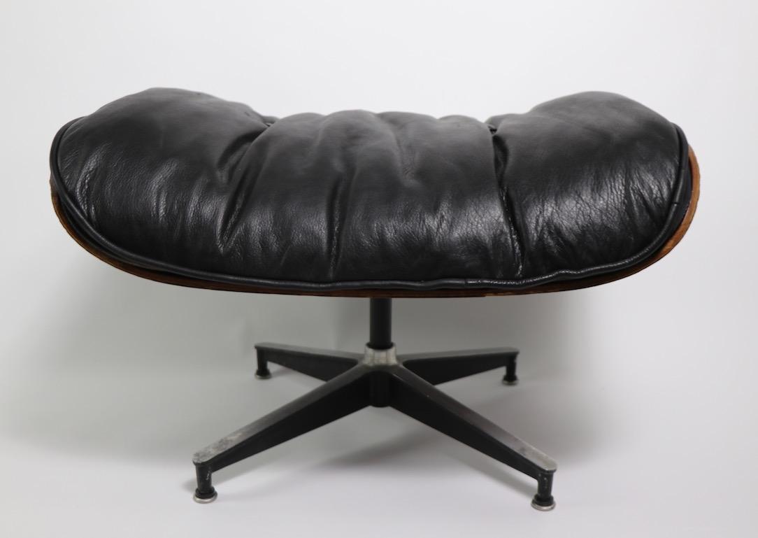 Classic modern design, Eames 670/671 lounge chair and ottoman in rosewood. This example is circa 1960s, it shows cosmetic wear, includes chips to the veneer along the edges ( notably the ottoman as shown ) . Selling in original, estate condition.
