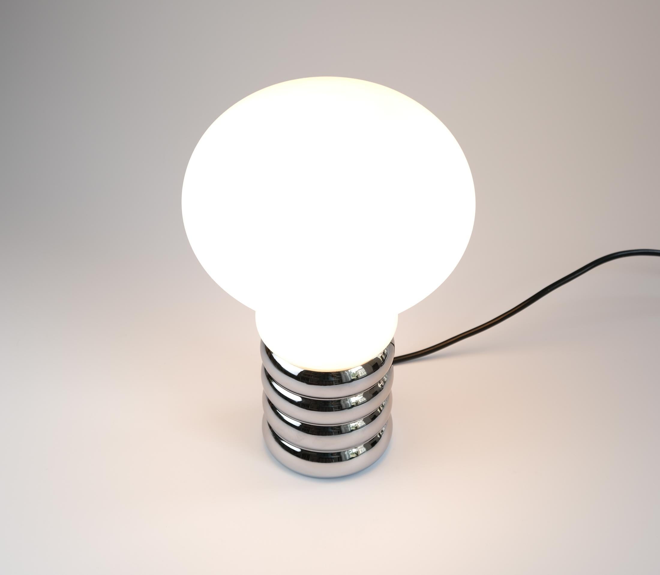 Allemand Lampe de table BULB emblématique d'Ingo Maurer pour Design-M, Allemagne 1966 en vente