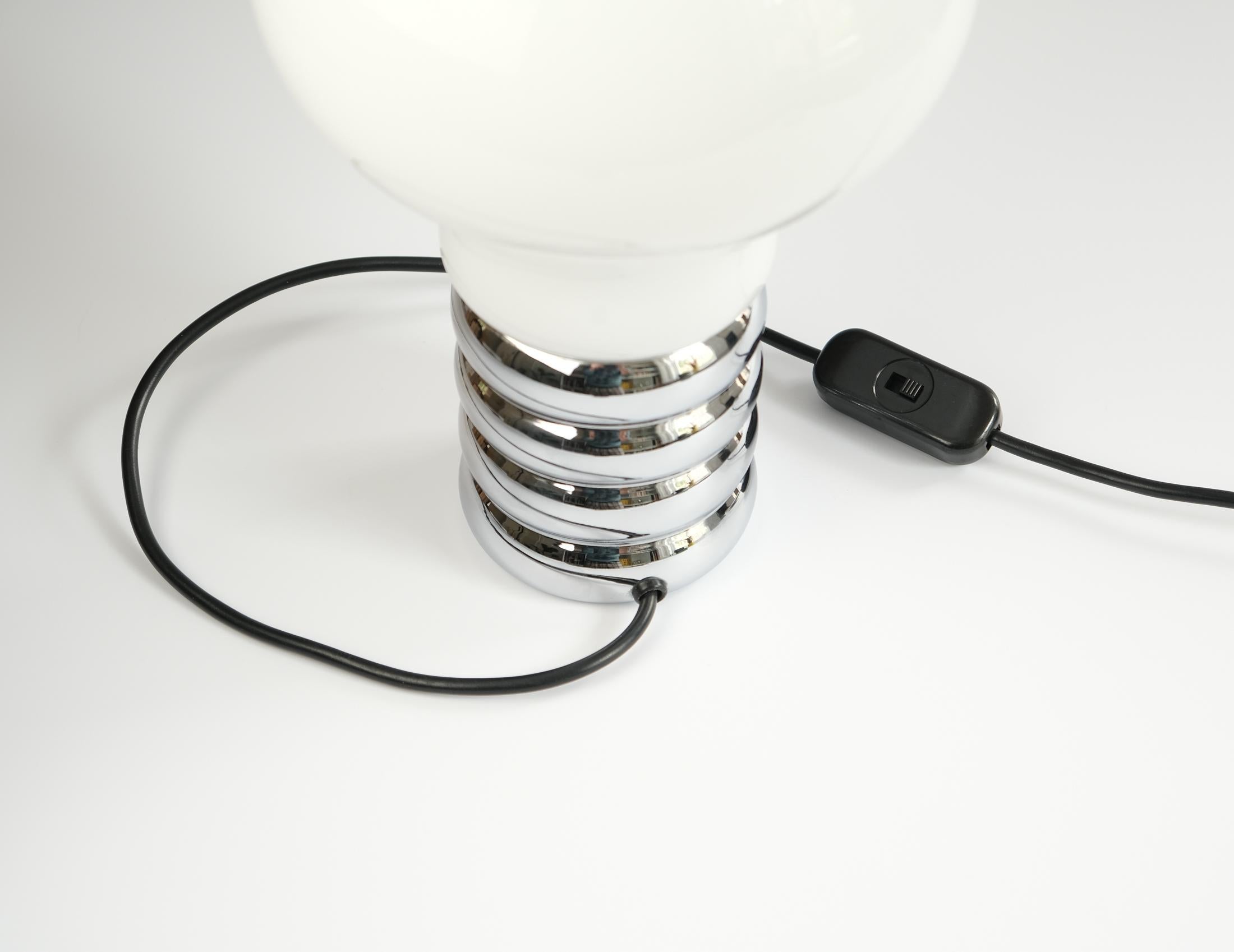 Lampe de table BULB emblématique d'Ingo Maurer pour Design-M, Allemagne 1966 en vente 2