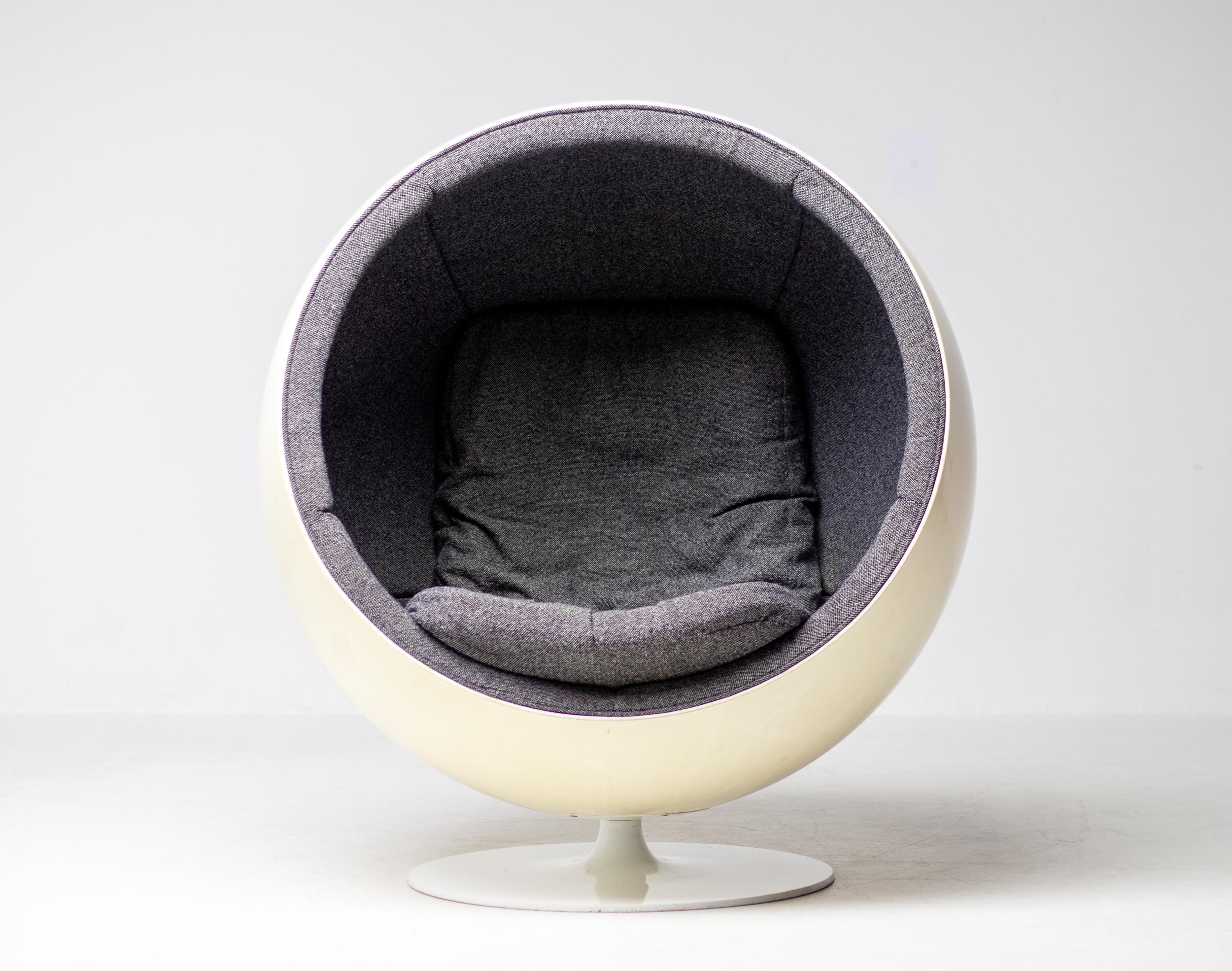 Original ball chair designed by Eero Aarnio and manufactured by Adelta, Finland.
The Ball chair was designed in 1963 and debuted at the Cologne Furniture Fair in 1966. The chair is one of the most famous and beloved classics of Finnish design and