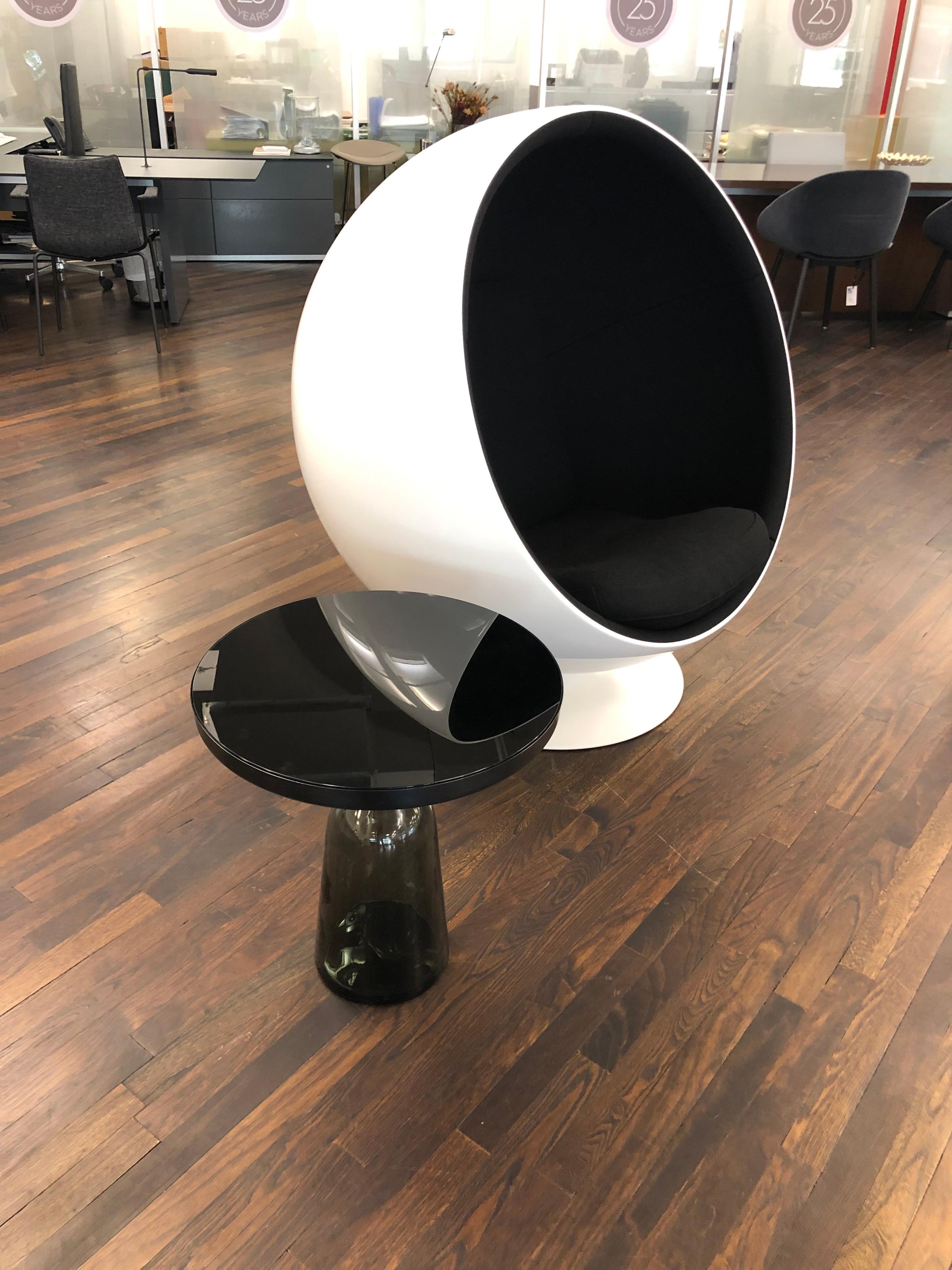 Ein ikonischer und ausdrucksstarker Sessel mit drehbarem Ball.
Der Kugelstuhl wurde 1963 entworfen und 1966 auf der Kölner Möbelmesse vorgestellt. Der Stuhl ist einer der bekanntesten und beliebtesten Klassiker des finnischen Designs und war der