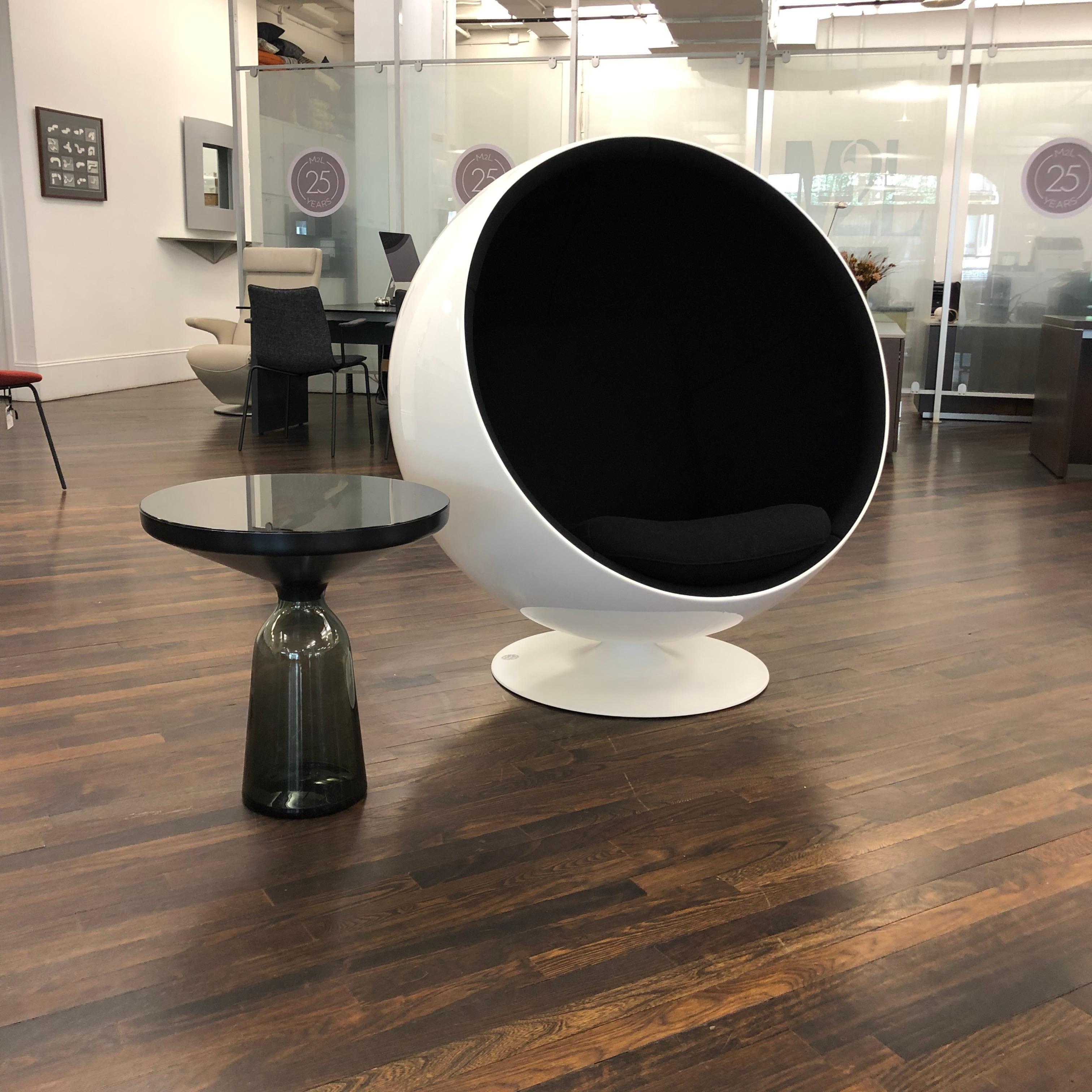 Eero Aarnio Iconic Black and White Swivel Ball Lounge Chair im Zustand „Hervorragend“ in New York, NY