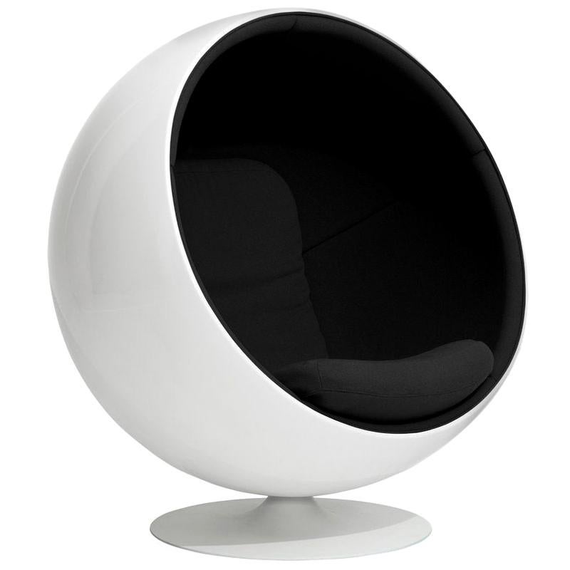 Ikonischer schwarzer drehbarer Ball-Loungesessel von Eero Aarnio