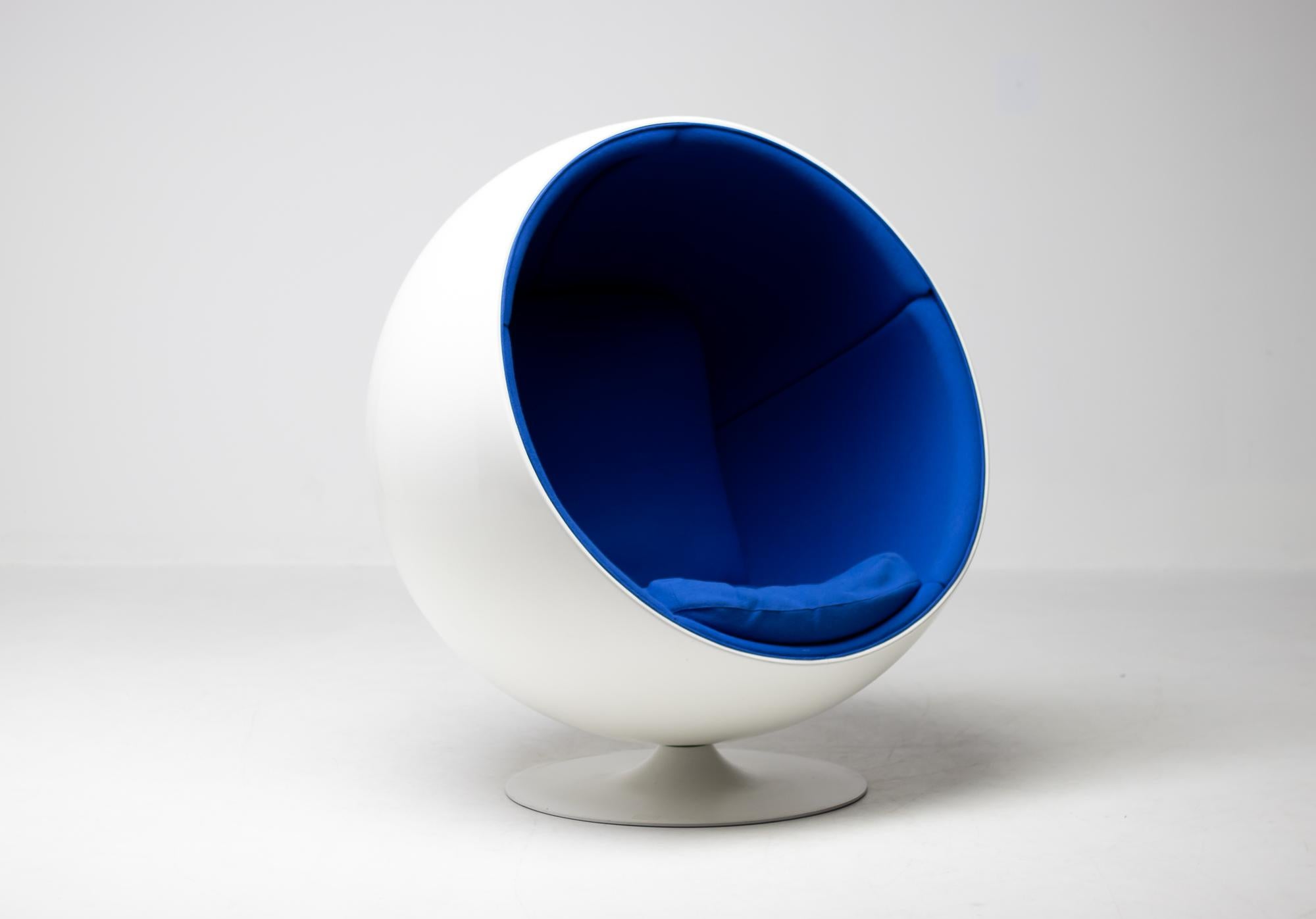 Iconic Eero Aarnio Blue Swivel Ball Chair In Good Condition In Dronten, NL