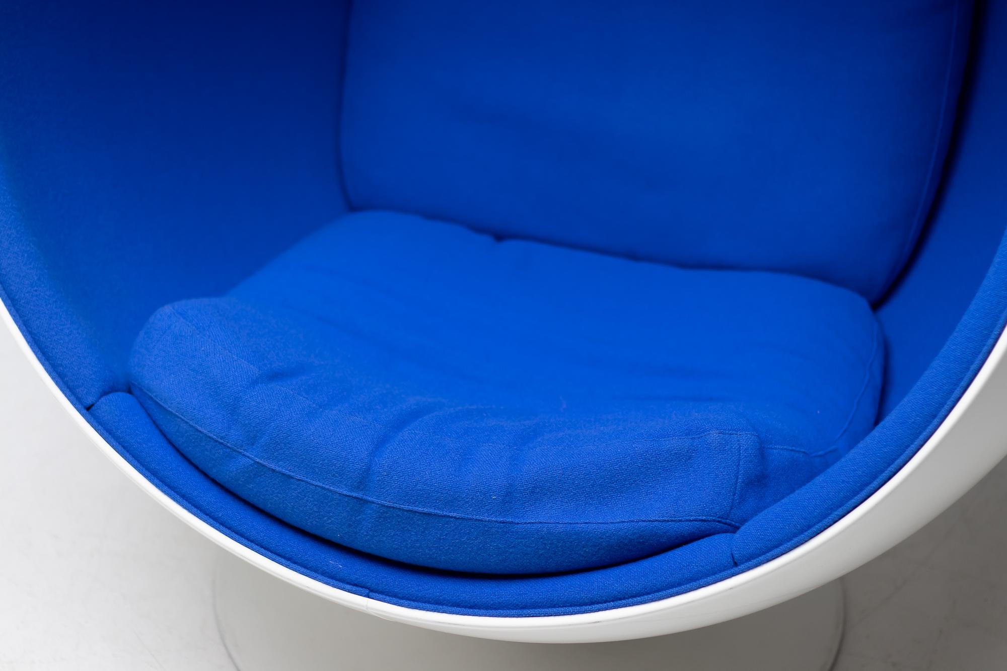20th Century Iconic Eero Aarnio Blue Swivel Ball Chair