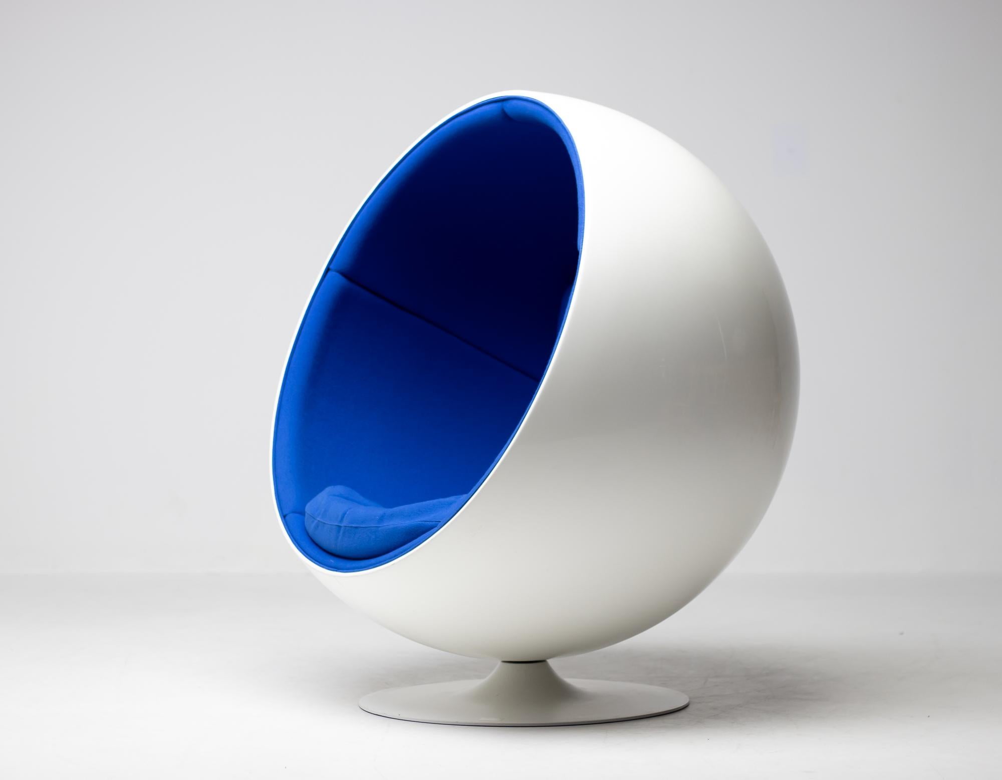Aluminum Iconic Eero Aarnio Blue Swivel Ball Chair