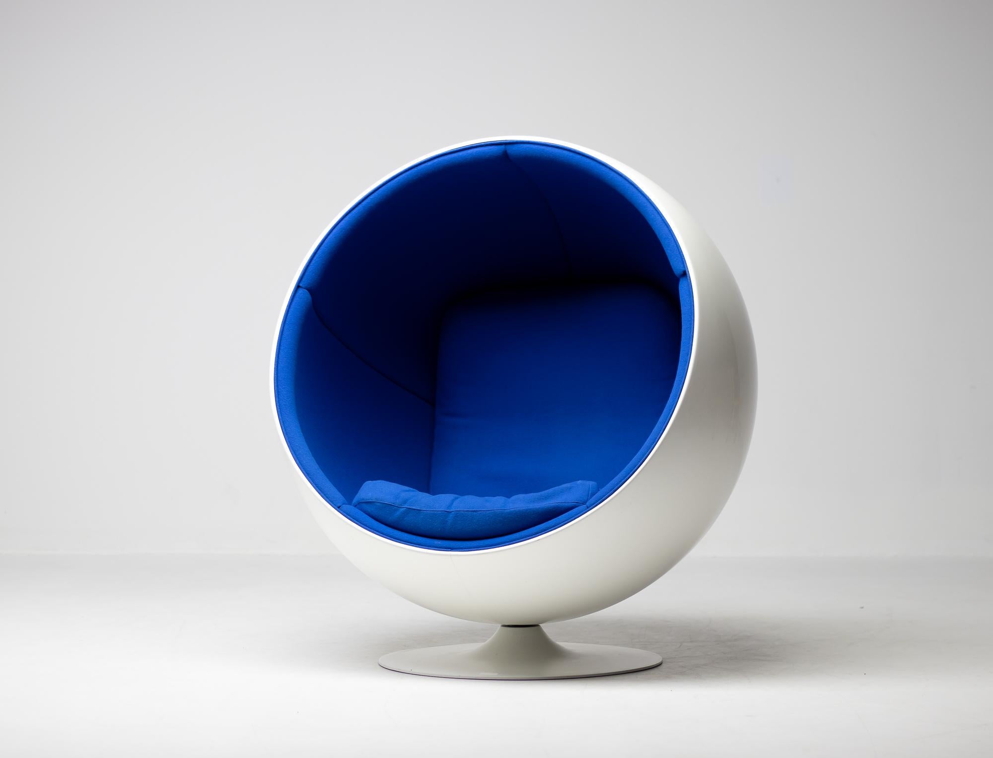 Iconic Eero Aarnio Blue Swivel Ball Chair 2
