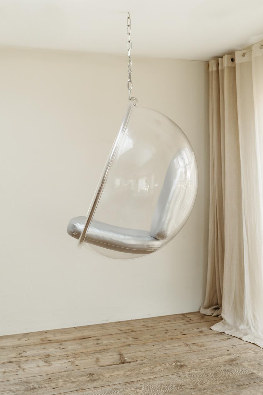 Iconic Eero Aarnio hanging Bubble chair  In Good Condition For Sale In Brecht, BE
