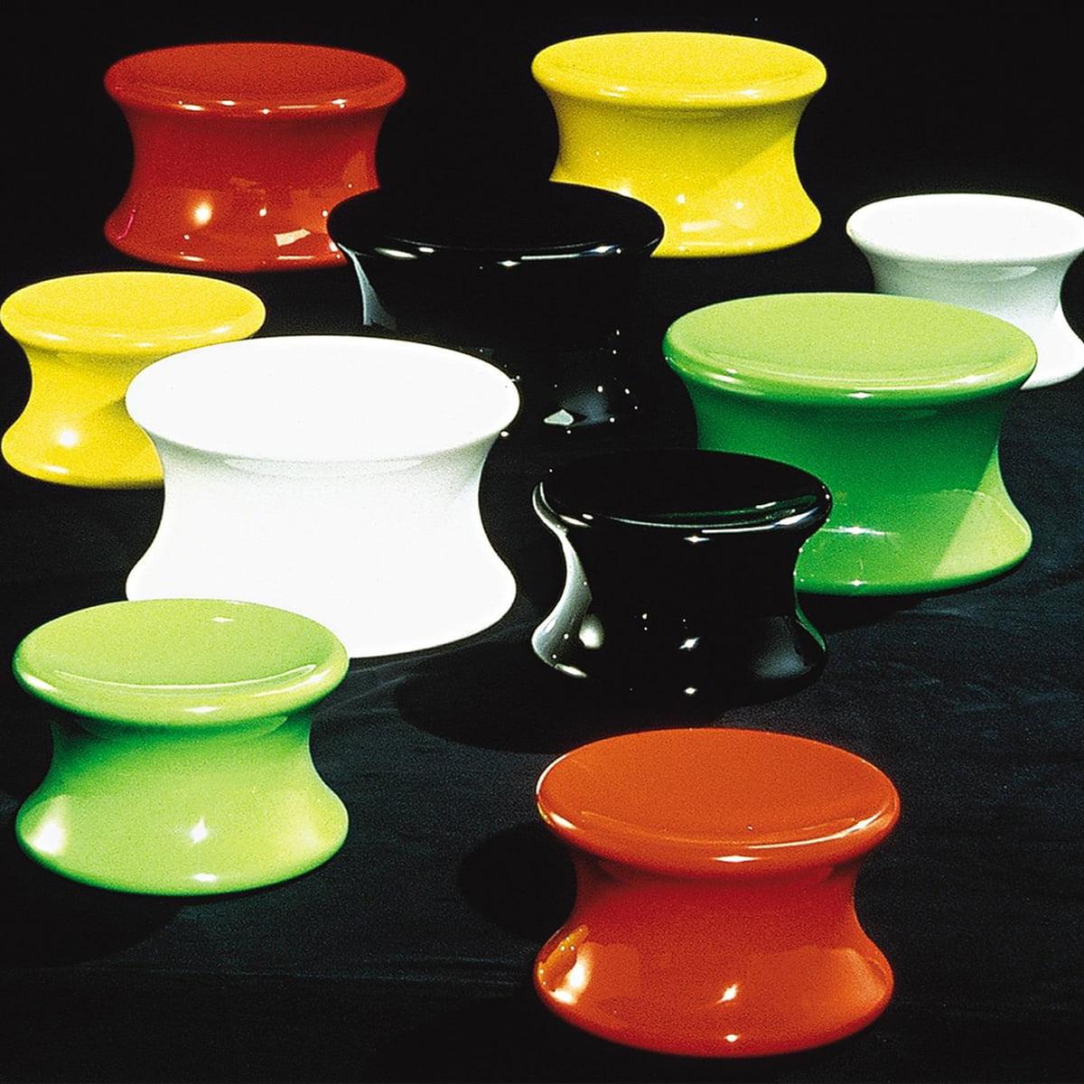 Mushroom ist einer der ältesten Entwürfe von Eero und gehört in seiner Fiberglasform zur gleichen Designfamilie wie der Ball Chair, Pastil und Tomato. Er kann als Hocker oder als kleiner Tisch verwendet werden. Der Pilz aus Fiberglas wurde 1967 von