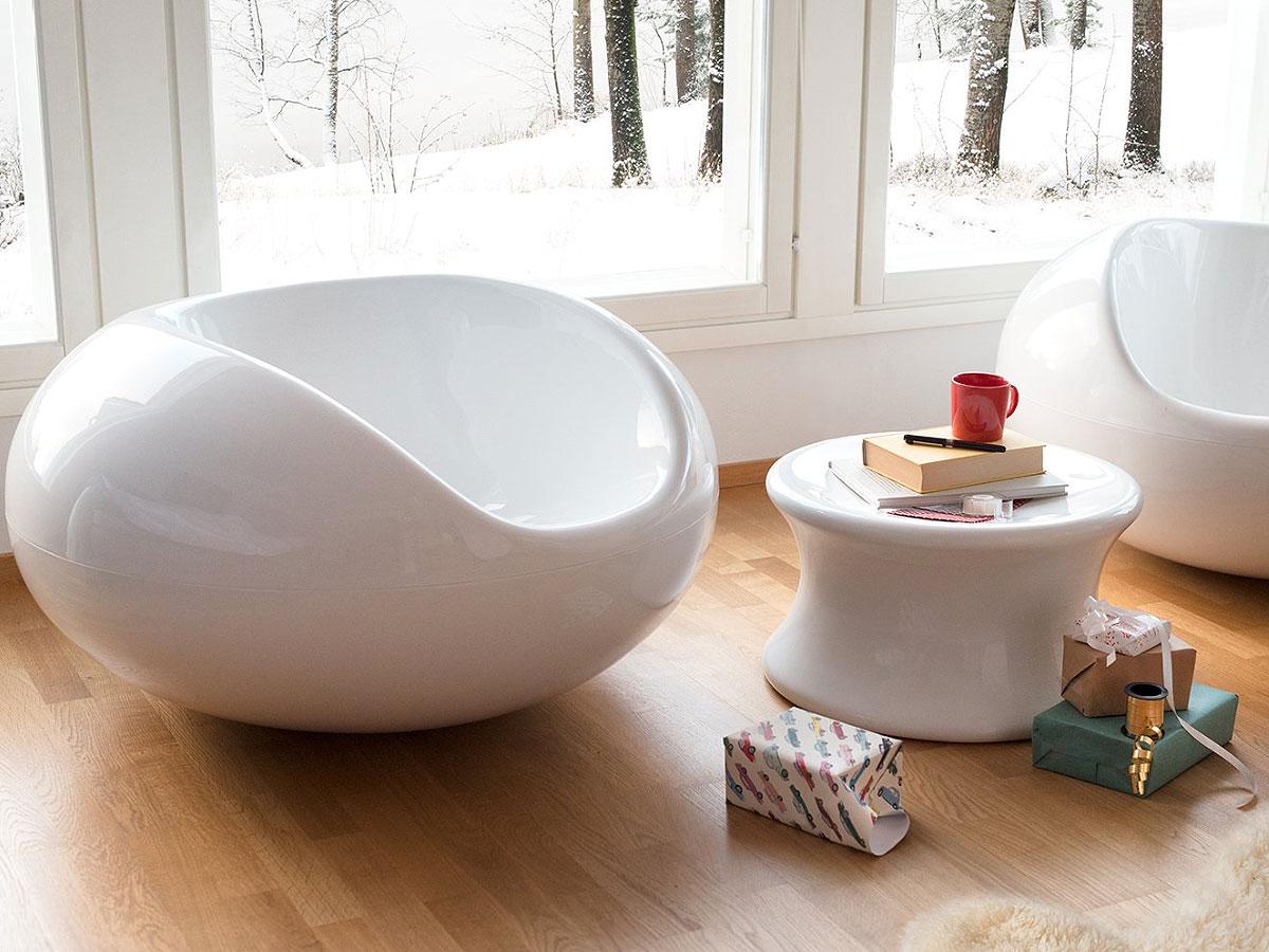 He Mushroom is one of Eero’s oldest designs and in its fibreglass form is part of the same design family that includes the ball chair, Pastil and Tomato. It can be used as a stool or a small table. The fibreglass Mushroom was designed in 1967 by