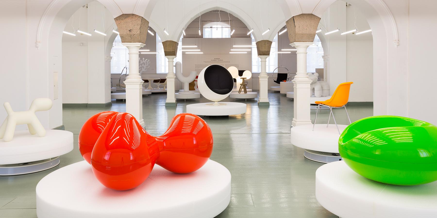 Eero has always been drawn to the circular form and is perhaps best known for his designs ‘without edges’. The Tomato chair combines three circles on a basic seat, with two as armrests, one stretched to be a comfortable back. It is made of