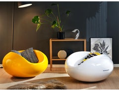 L'iconica sedia Eero Aarnio a pastello giallo