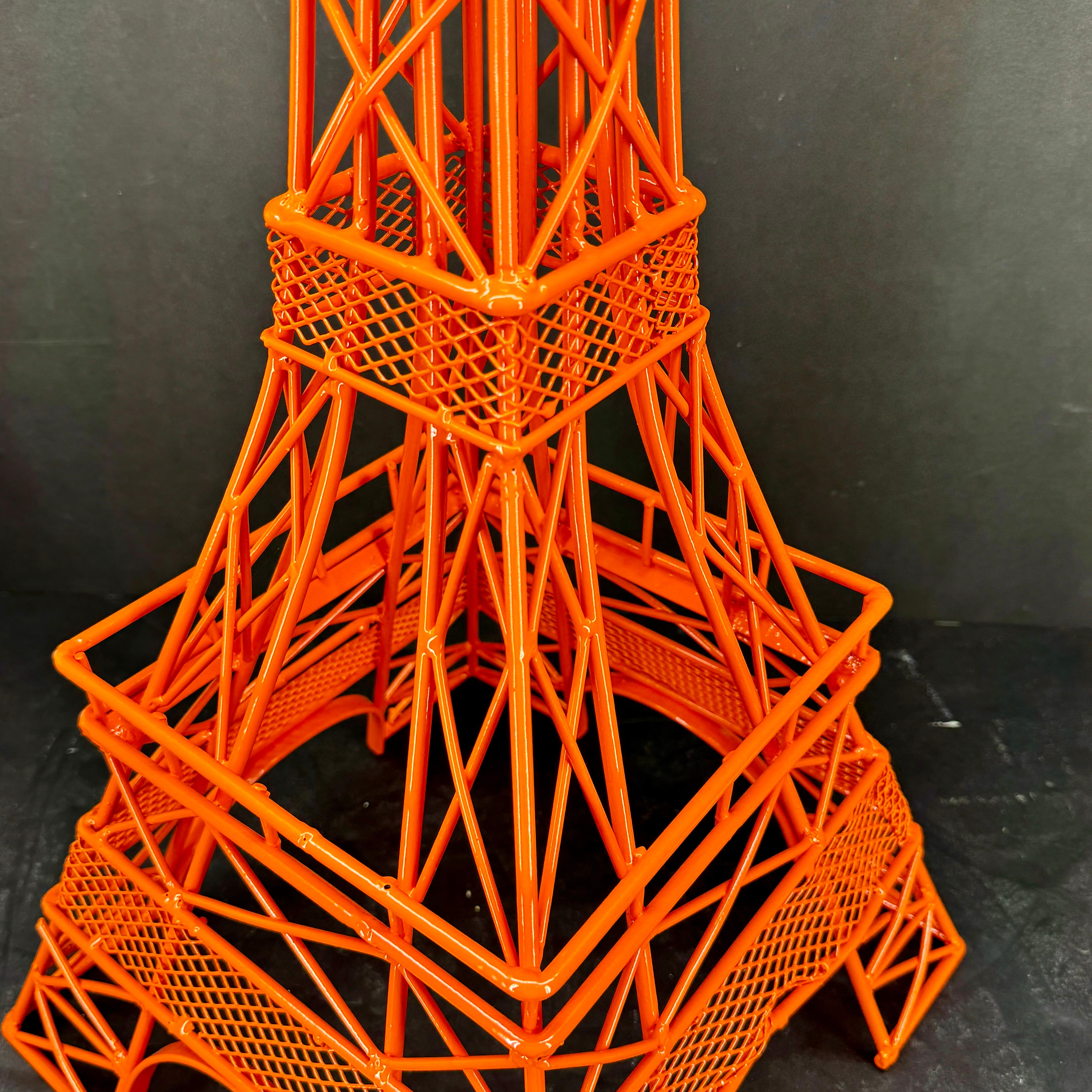 Mid-Century moderno Statua Replica dell'iconica Torre Eiffel in ferro, Coates a polvere in arancione in vendita